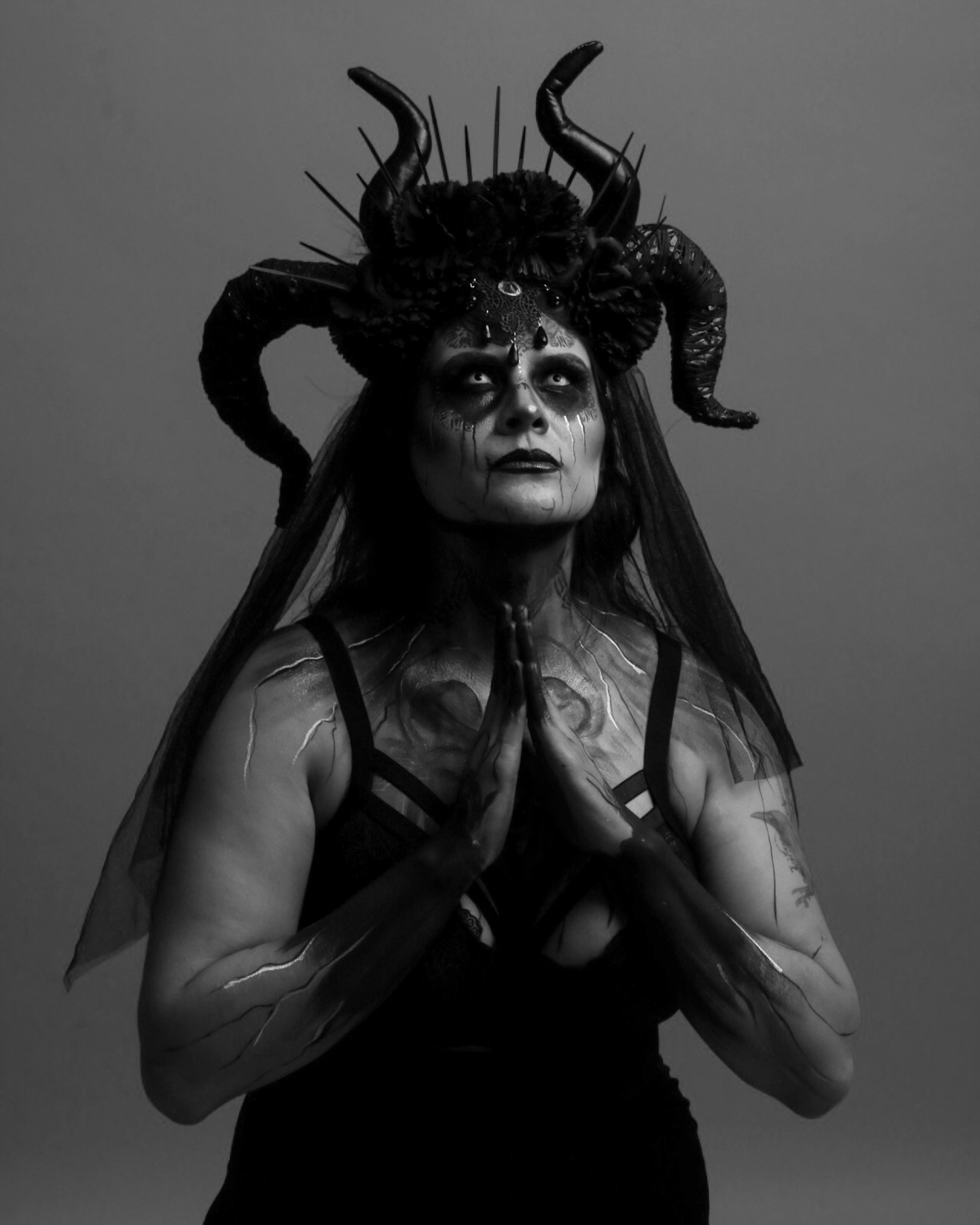 Gratuit Femme Gothique Avec Des Cornes Dans Un Portrait Dramatique Photos