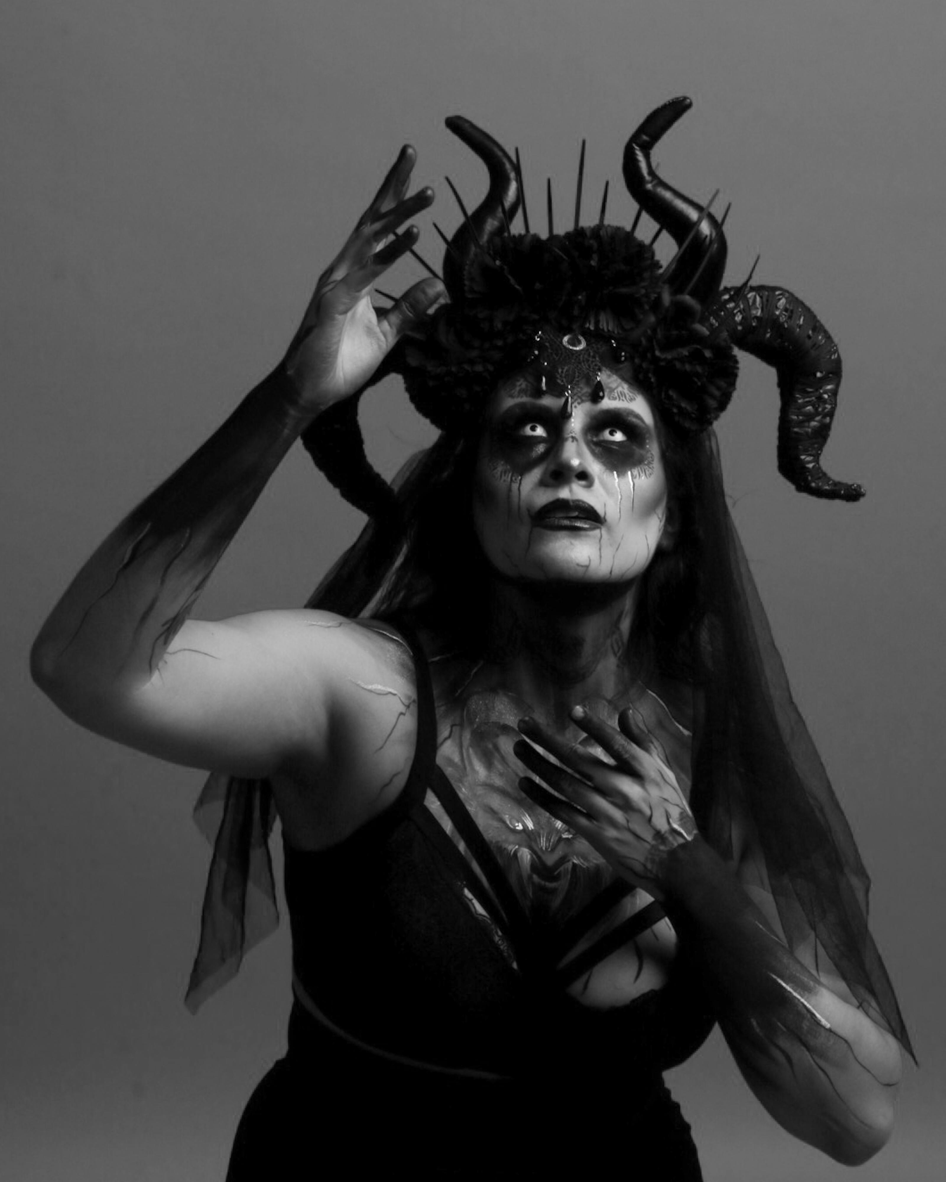 Gratuit Portrait Gothique Dramatique Avec Coiffe à Cornes Photos