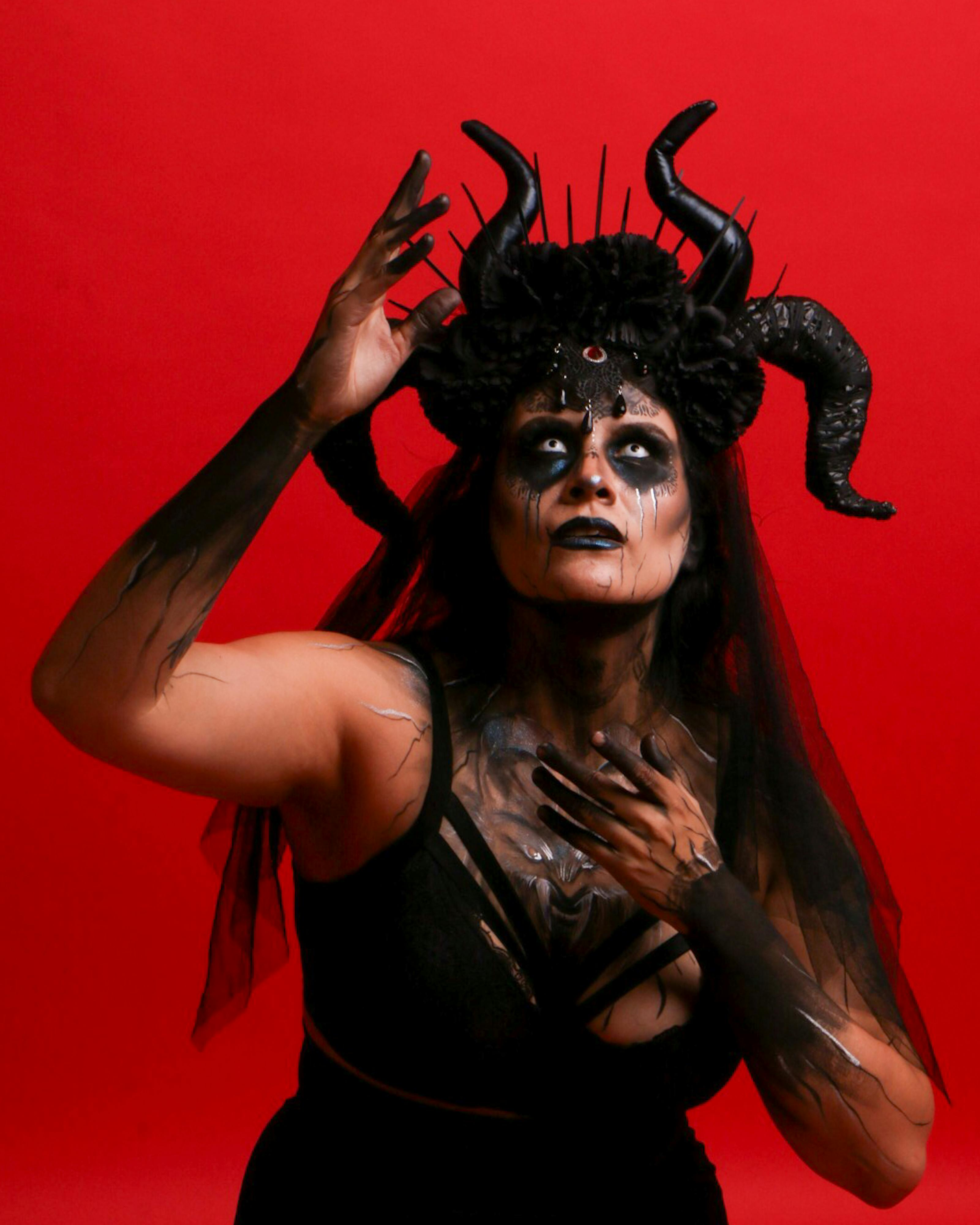 Kostenlos Dramatisches Hexenkostüm Mit Hörnern Und Make Up Stock-Foto