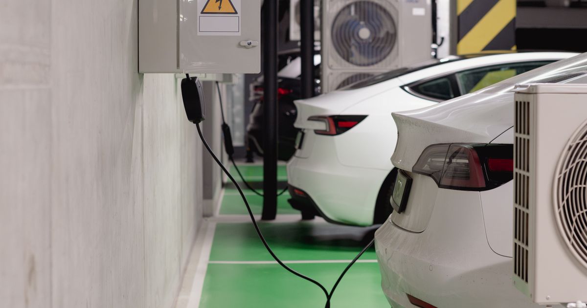 Voiture électrique en charge dans un parking souterrain de copropriété