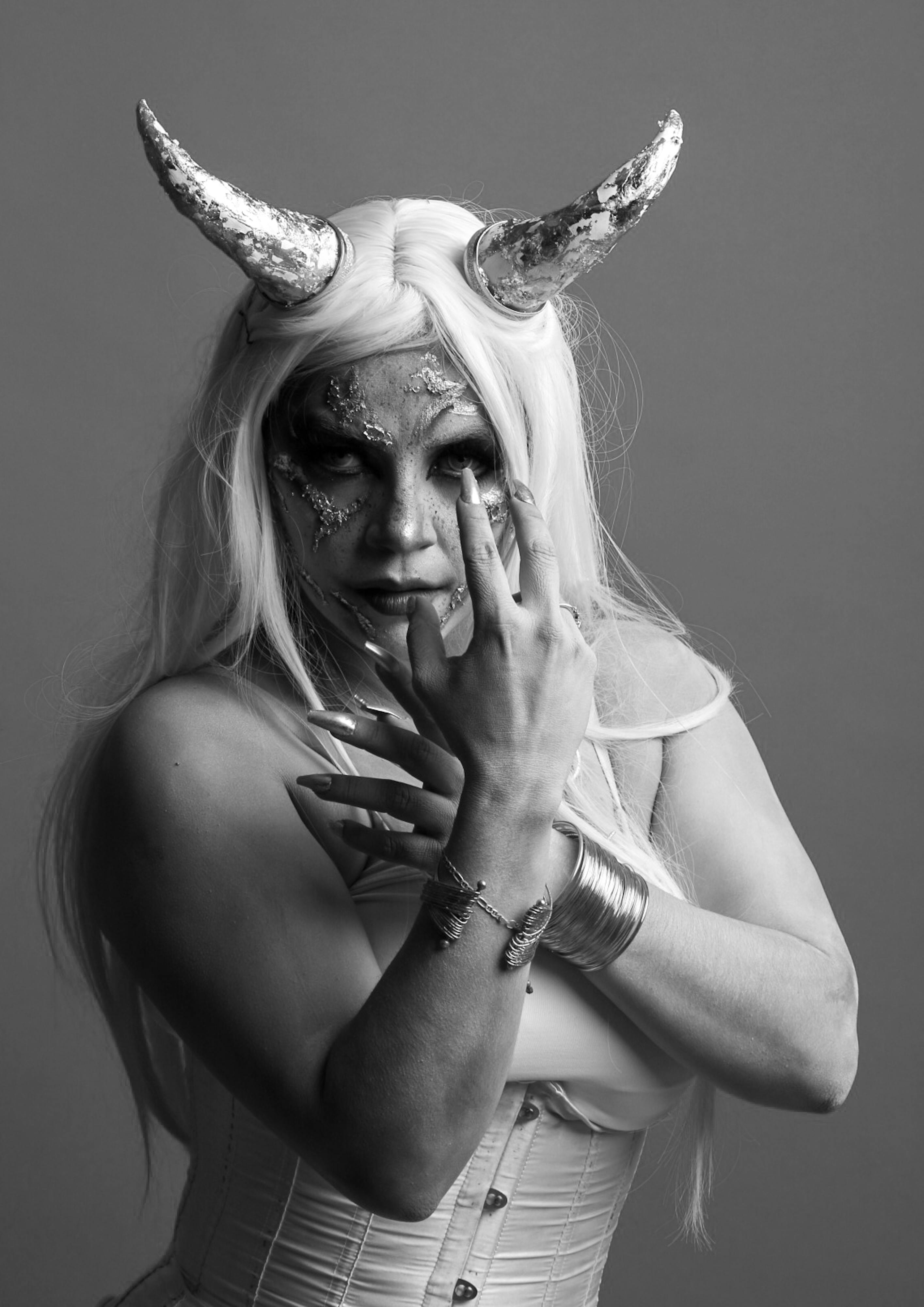 grátis Mulher Mística Em Traje De Fantasia Com Chifres Foto profissional