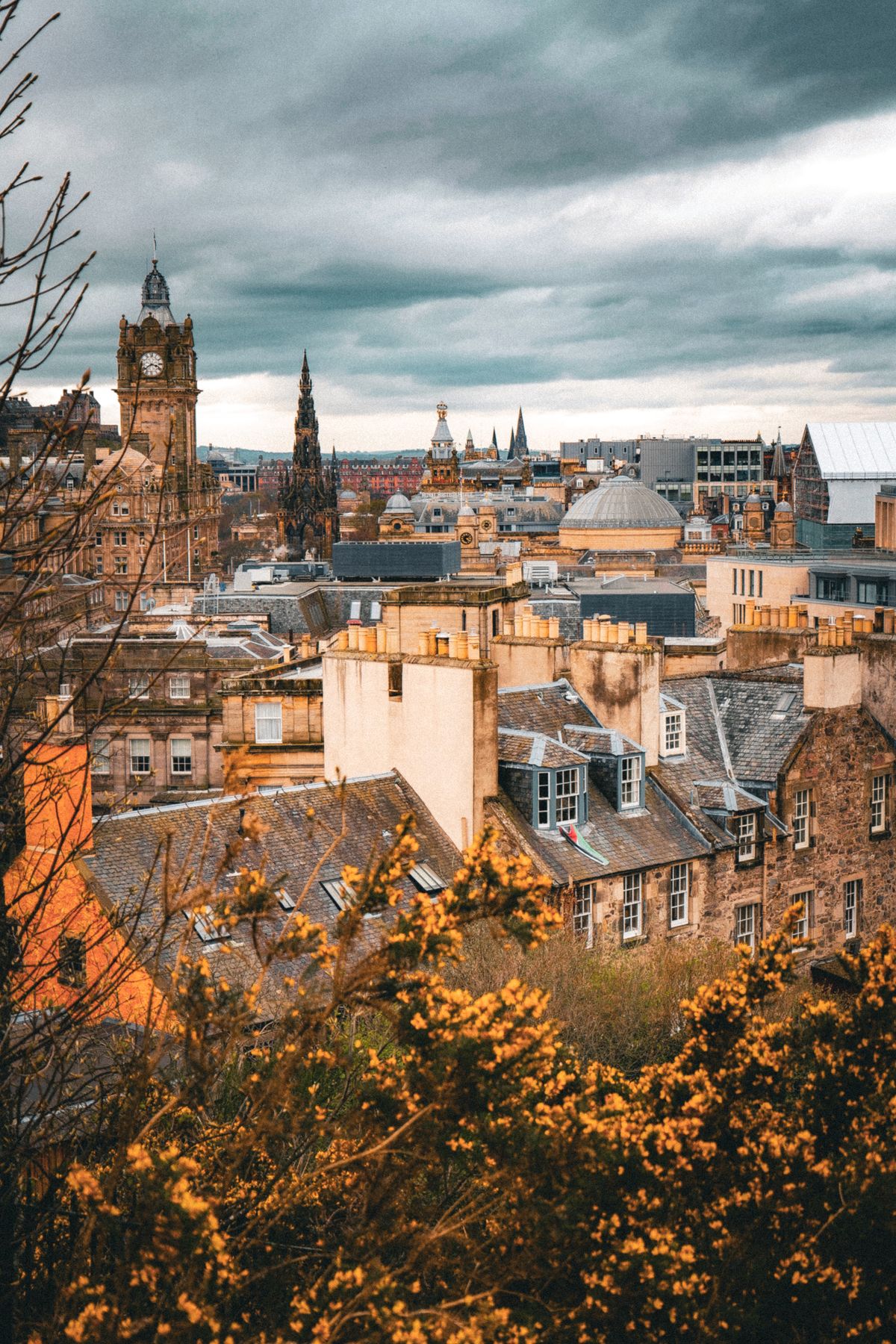 O horizonte da Cidade Velha de Edimburgo com o Scott Monument e a torre do relógio do Balmoral