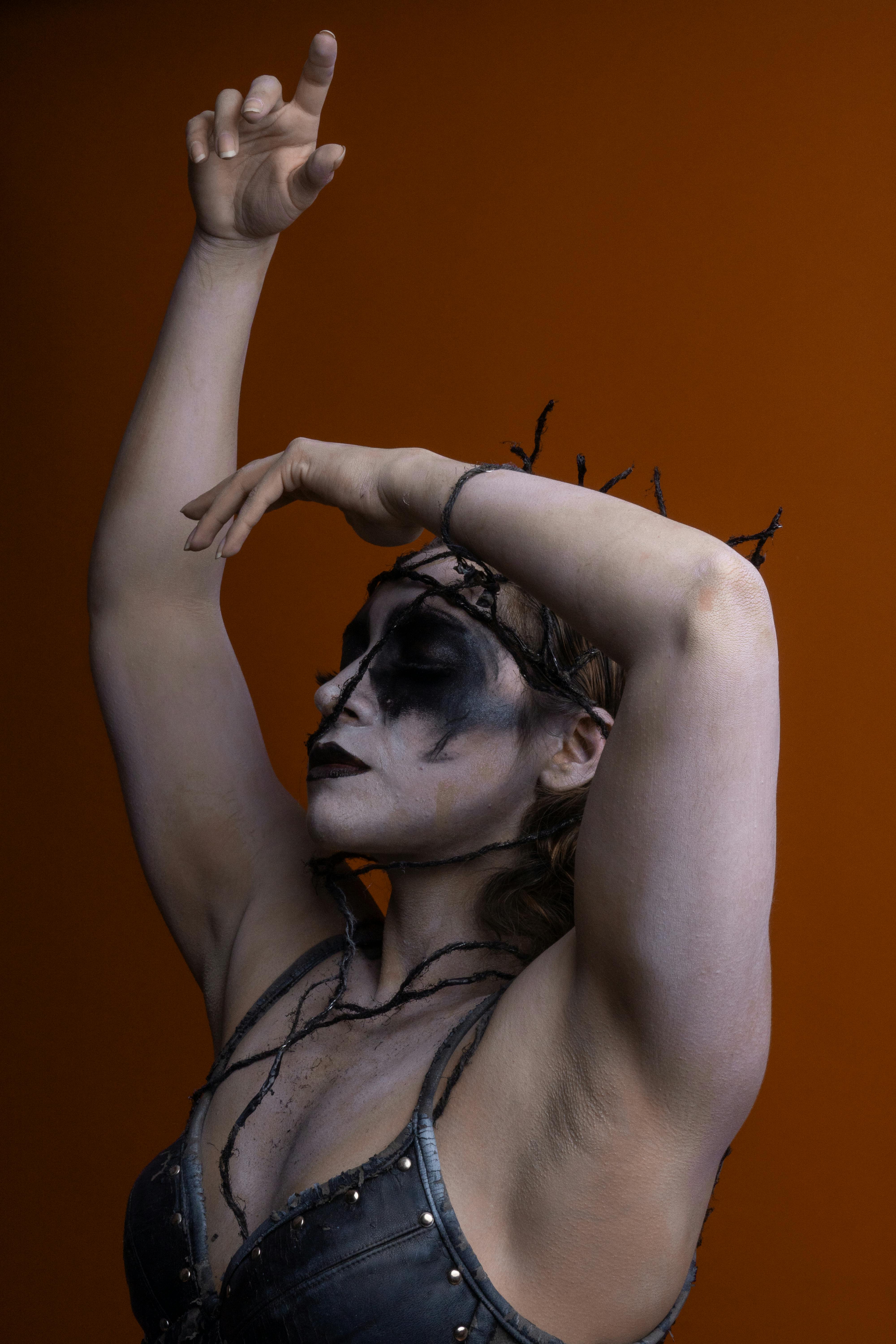 Ücretsiz Turuncu Arka Planda Dramatik Cadılar Bayramı Makyaj Portresi Stok Fotoğraflar