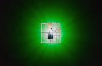 俯瞰印度尼西亚西爪哇岛充满活力的绿水中的发光钓鱼平台