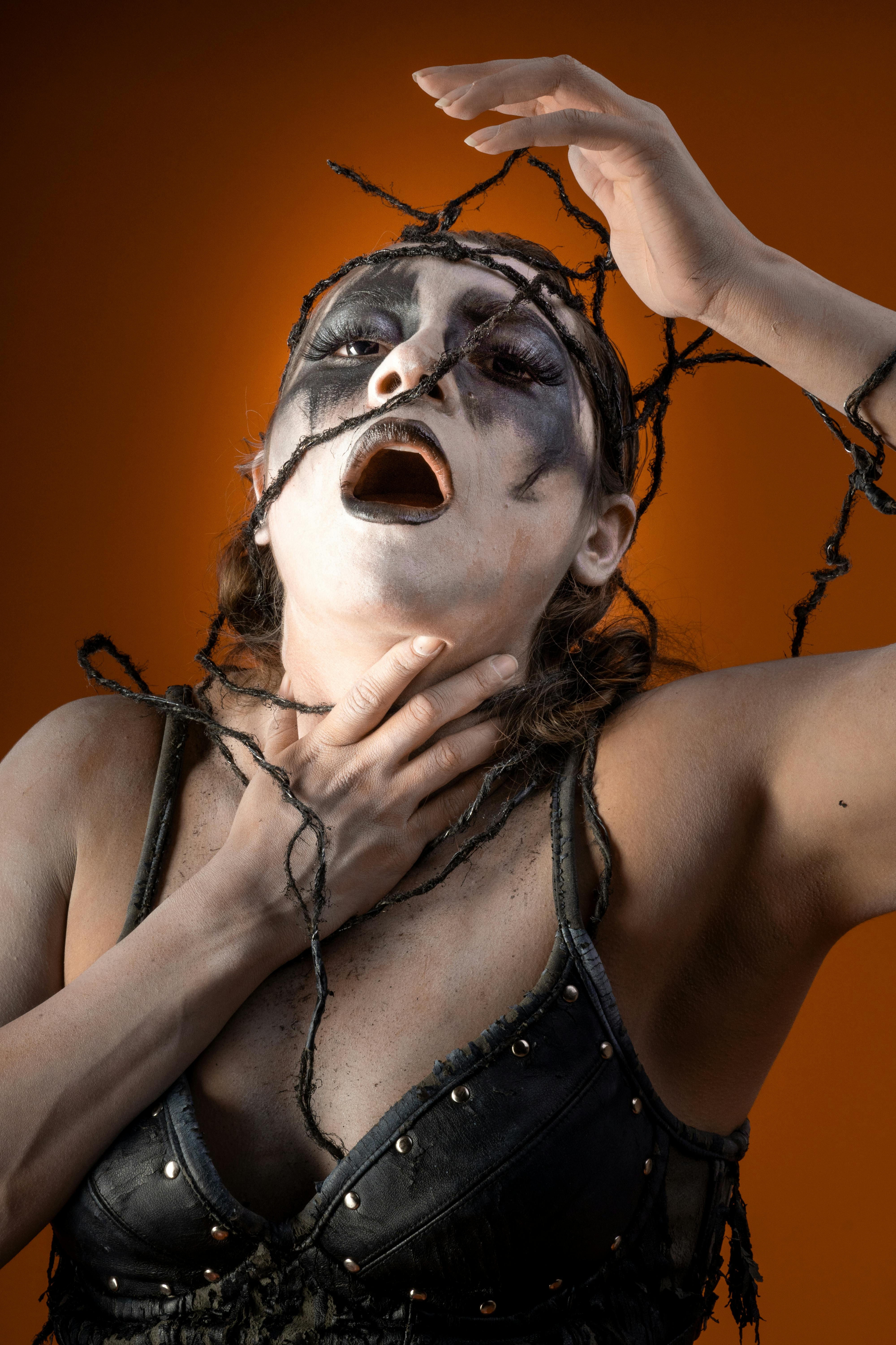 Ücretsiz Gotik Makyaj Ve Turuncu Arka Planla Cadılar Bayramı çığlığı Stok Fotoğraflar