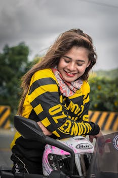 一位穿着鲜艳服装的年轻女子骑着摩托车，微笑着享受这一天