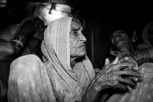 Free Black and white portrait of an elderly Indian woman in Khurai, India, showcasing tradition. Stock Photo