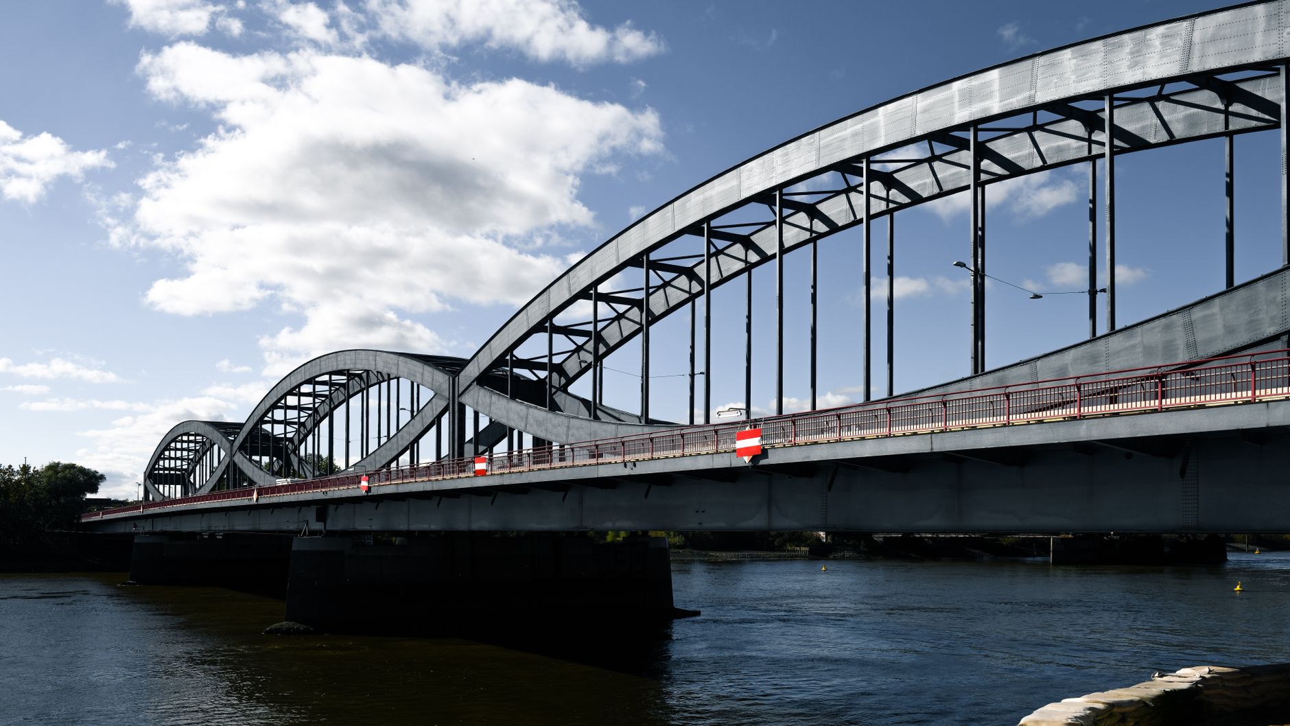 A stunning steel arch bridge in Hamburg under a clear blue sky, symbolizing modern architecture. — free online jigsaw puzzle on JigsawPuzzlesFreeOnline.org