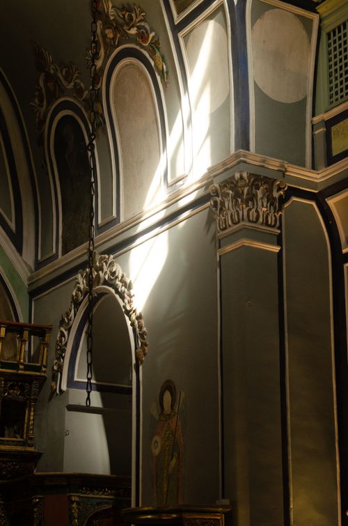 Free Sunlight casting shadows inside an ornate historical church, showcasing intricate architecture. Stock Photo