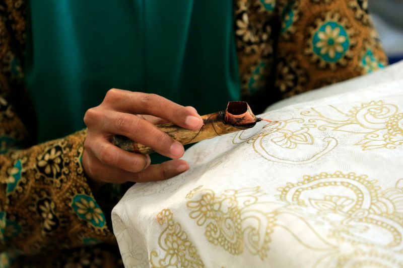 Menggambar motif batik dengan pena malam