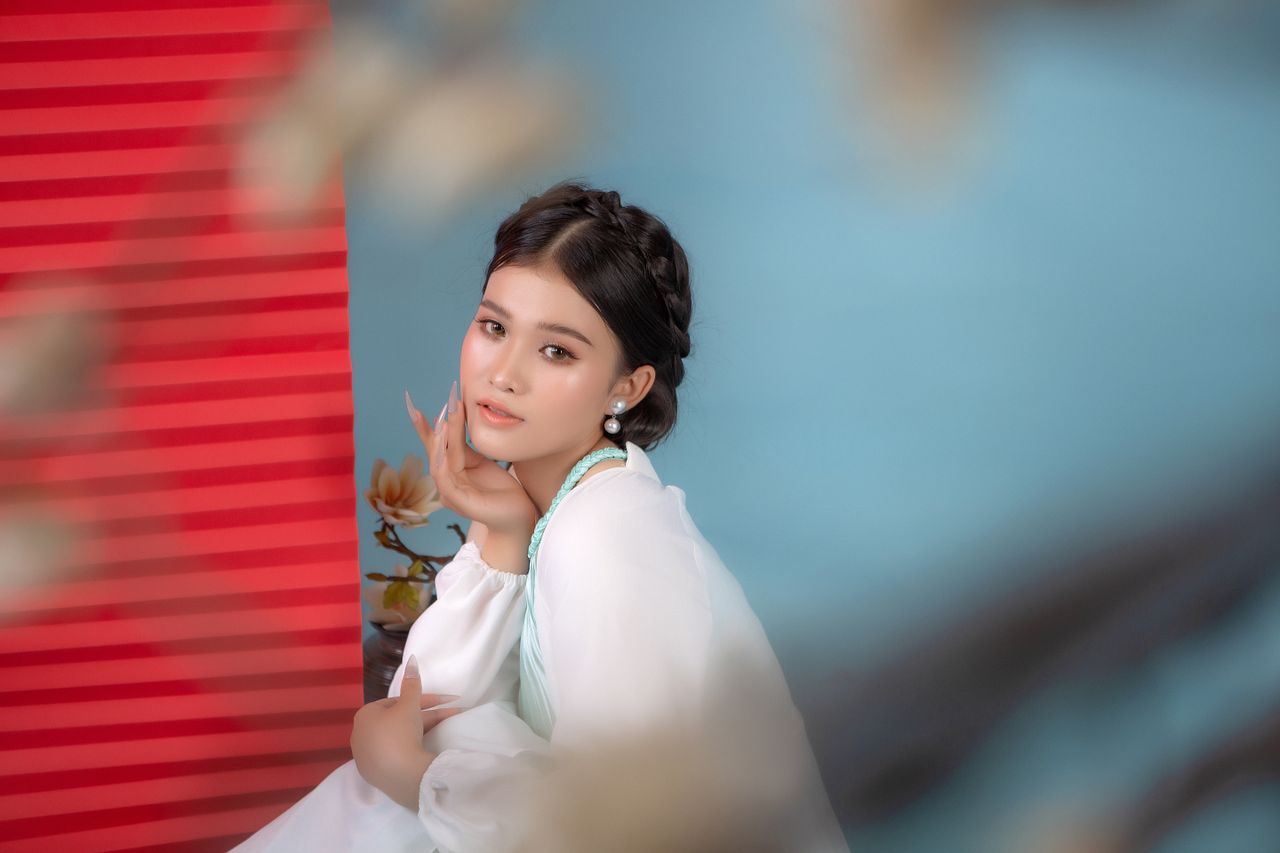 beautiful portrait of a bride in traditional vietnamese attire with so