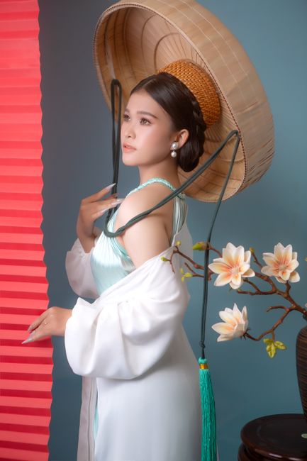 Địa Chỉ Mua Macca Úc Ở Đâu Uy Tín, Bao Đổi Trả Tận Nơi? 5 Stunning portrait of a Vietnamese bride wearing traditional attire and non la hat.