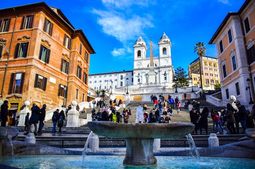 Una Scala Sulla Facciata Di Una Chiesa