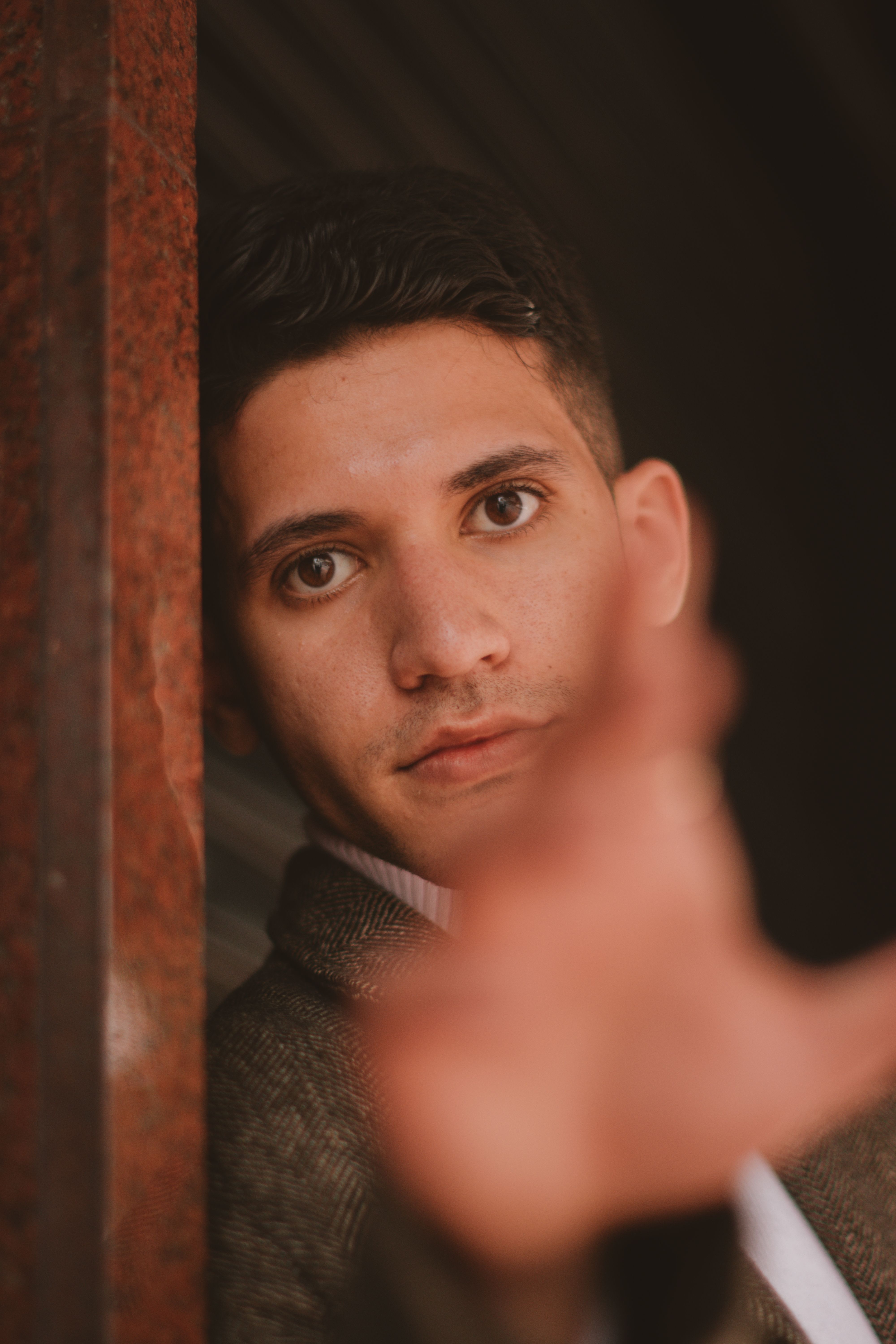 Retrato Expresivo De Un Joven En Un Espacio Interior · Foto de stock ...