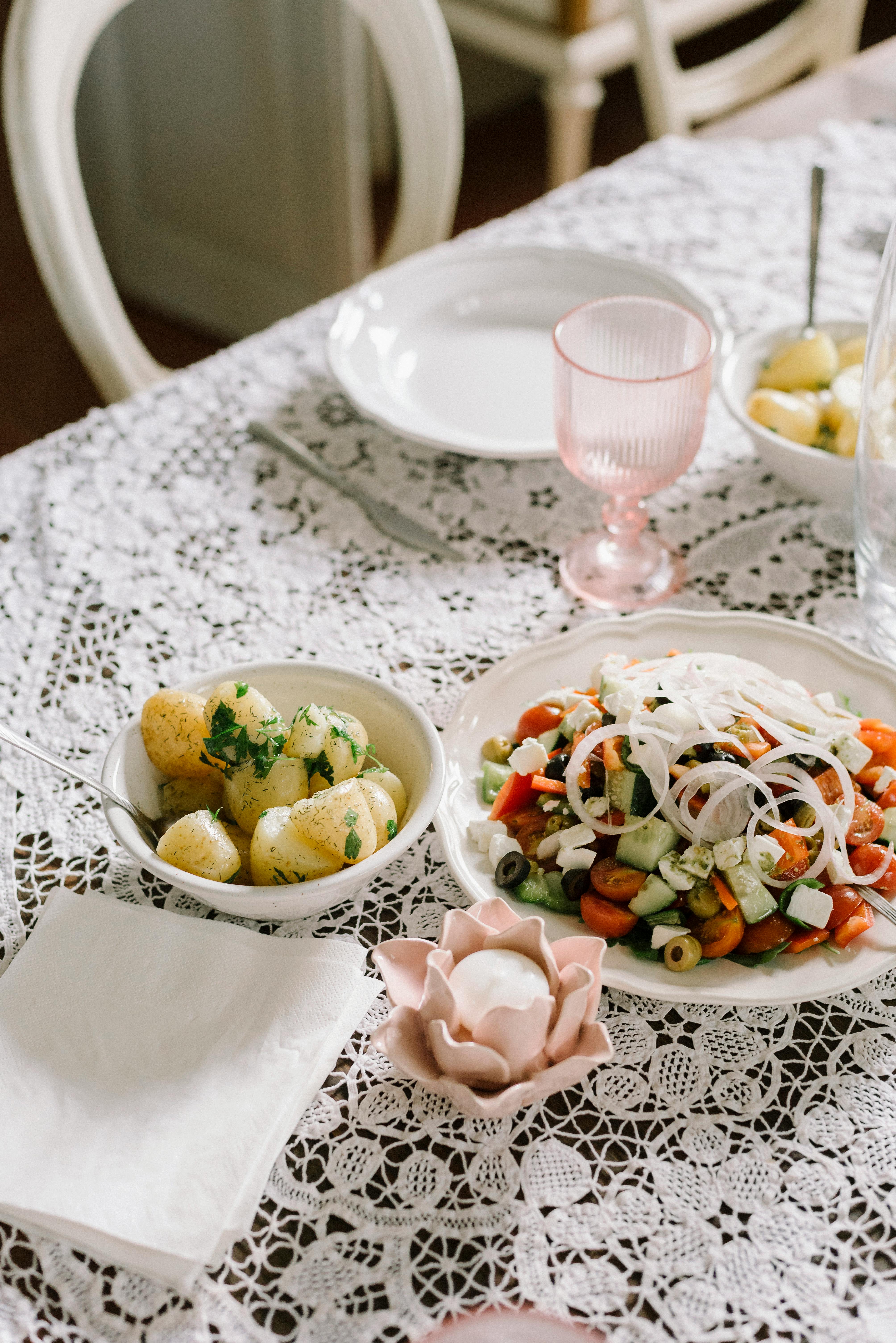 Free Charming dining setting with a fresh salad and boiled potatoes, perfect for spring gatherings. Stock Photo