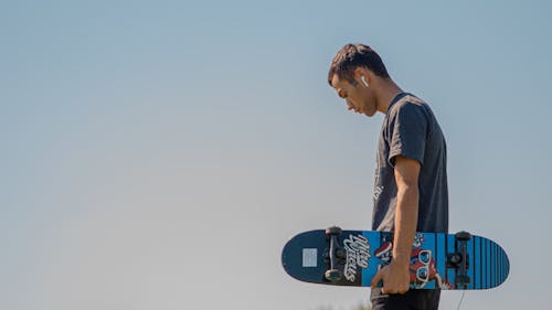 Uomo Che Tiene Uno Skateboard