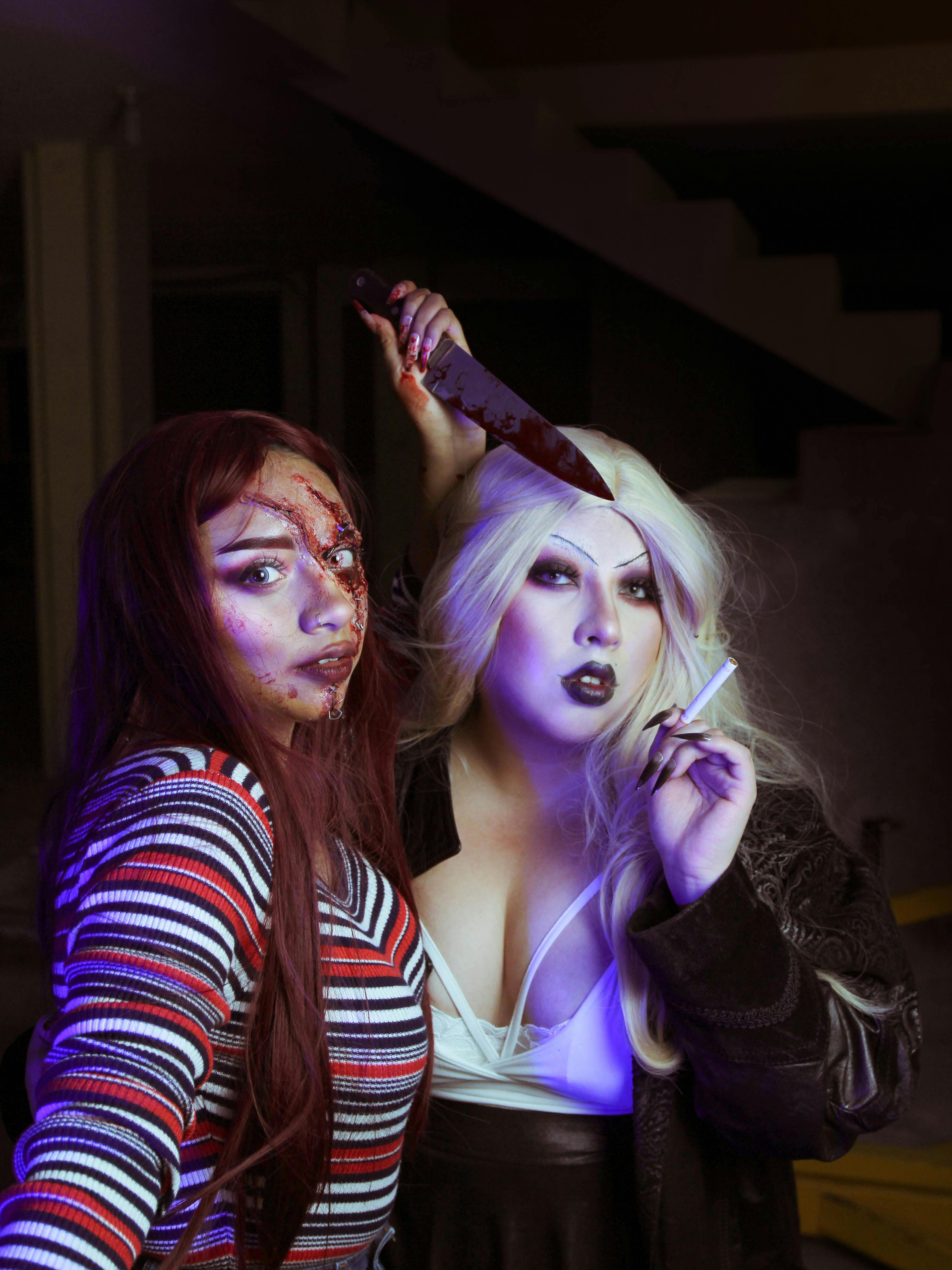 Ücretsiz Bıçaklı Korku Kostümlü İki Kadın Stok Fotoğraflar