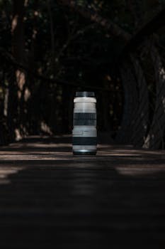 木桥上，相机镜头特写郁郁葱葱的森林