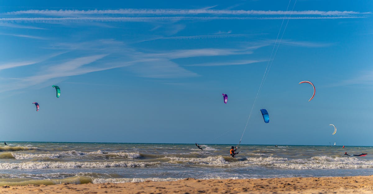 Comparatif : kite buggy ou char à voile pour avancer sur le sable