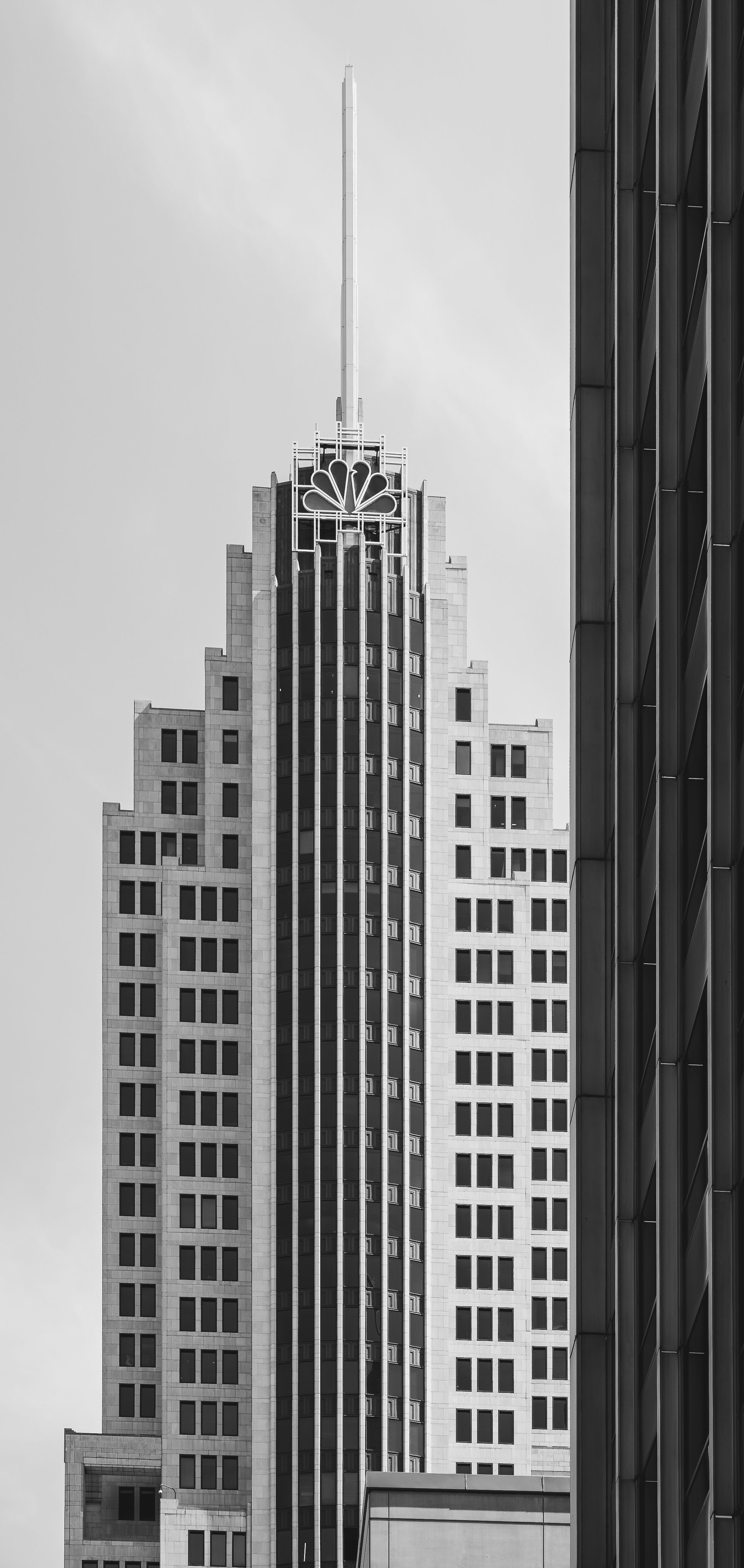 Iconic Skyscraper in Black and White · Free Stock Photo