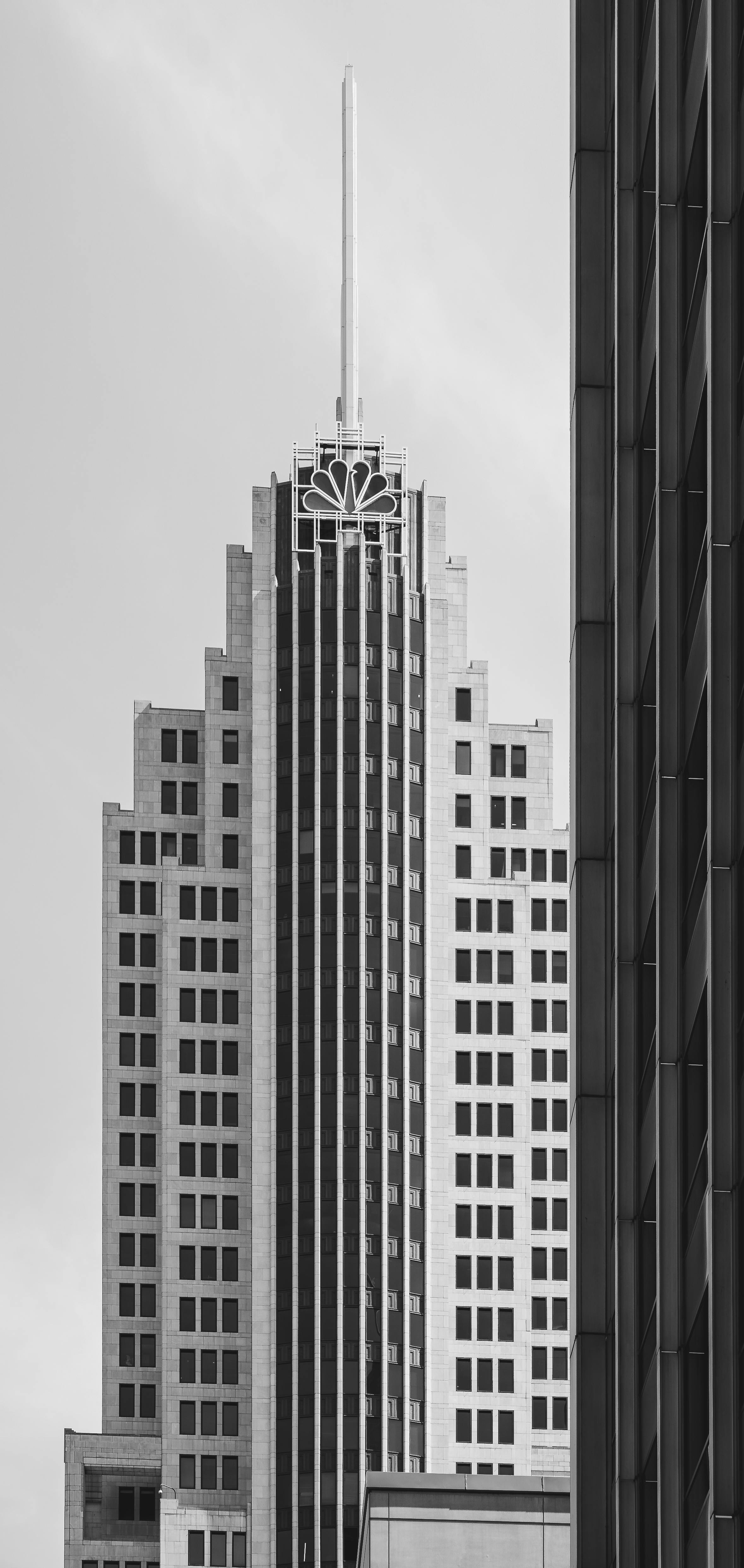 Gratis Ikonisk Skyskraper I Svart Og Hvitt Arkivbilde