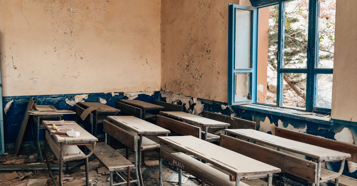 Abandoned Classroom with Broken Desks and Peeling Walls · Free Stock Photo