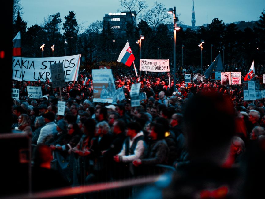 Una gran multitud se reúne en Bratislava para una protesta pacífica por la noche, mostrando solidaridad y democracia.