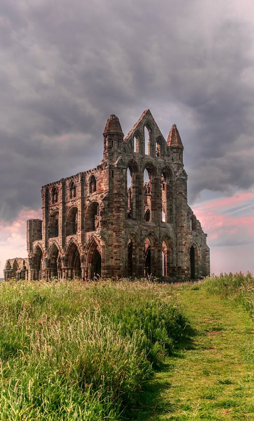 Bulutlu Gökyüzü Altında Eski Kilise Binası Fotoğrafı