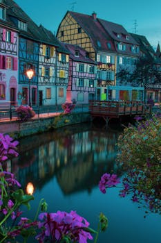 黄昏时分，科尔马色彩缤纷的房屋倒映在运河上