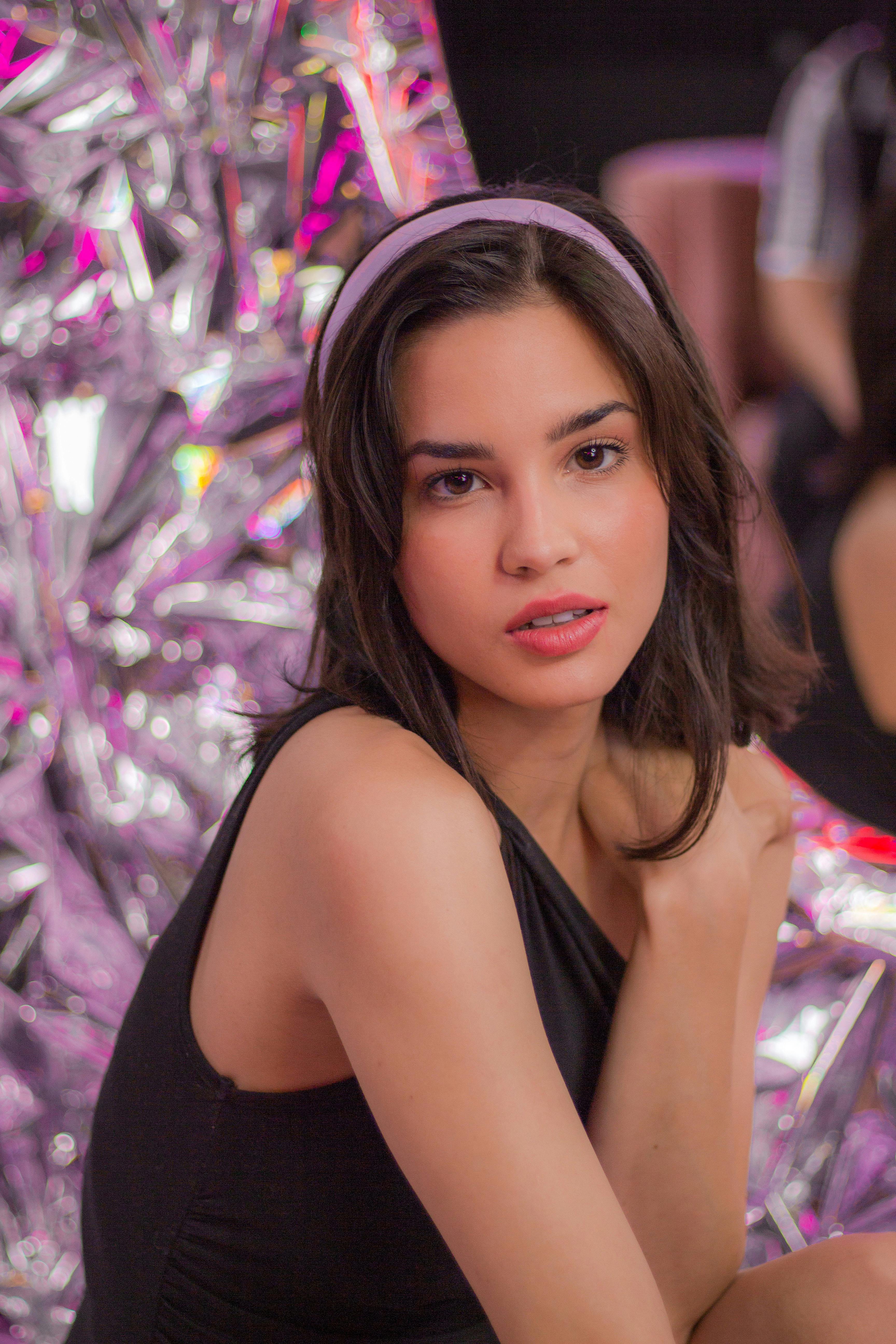 Gratis Mujer Joven Con Estilo En Retrato De Moda Foto de stock