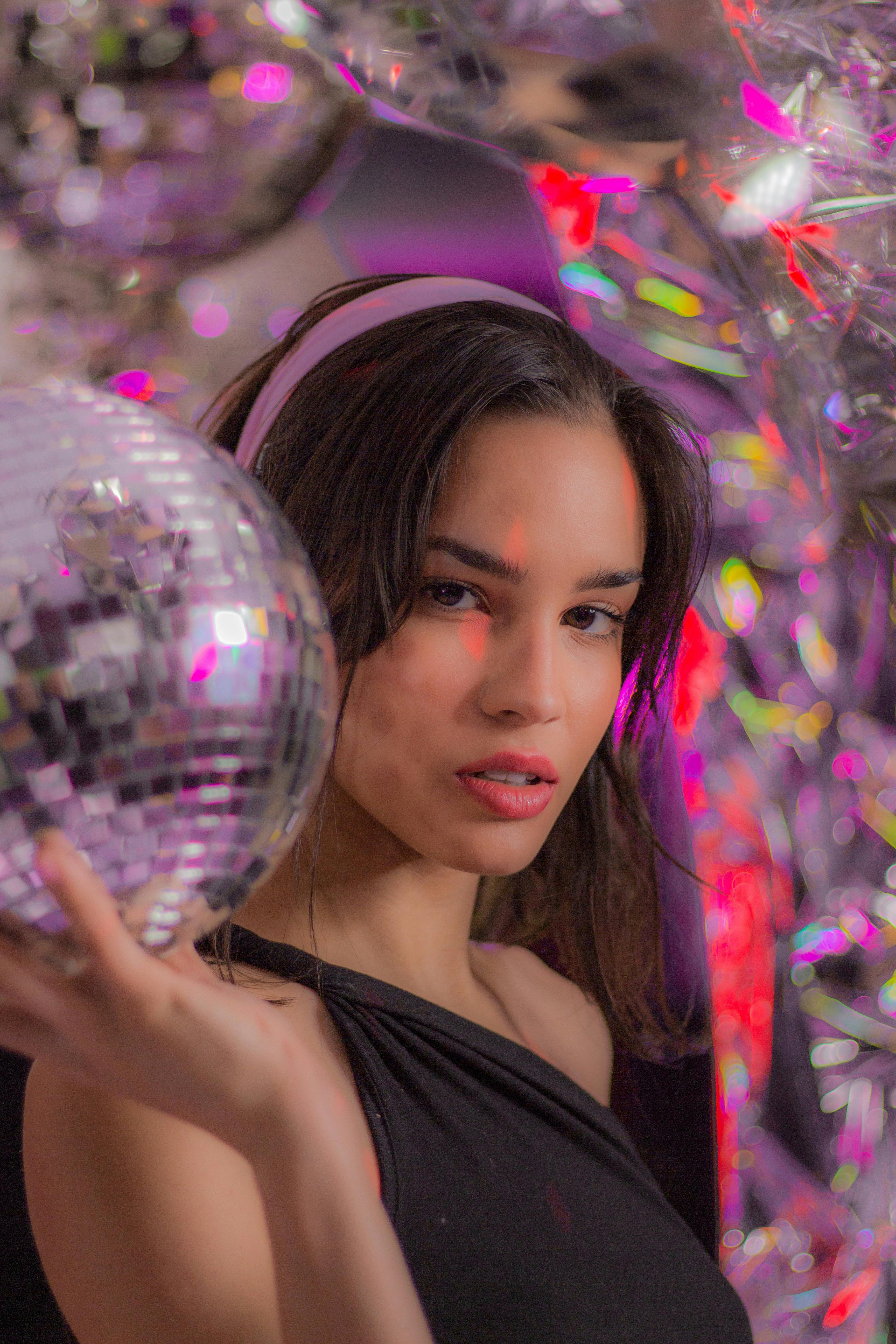 Gratis Portrett Av Ung Kvinne Som Holder Discoball Arkivbilde