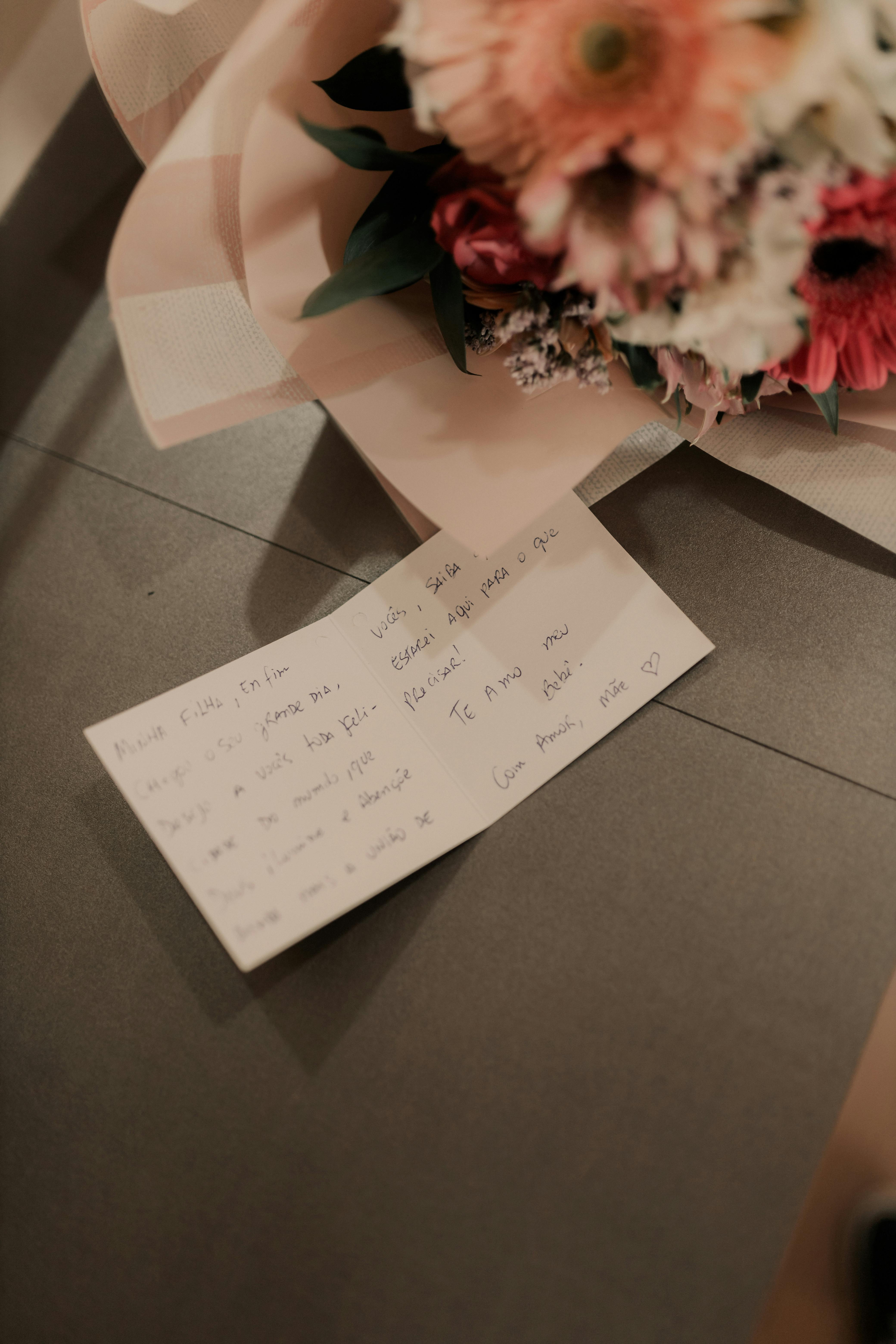 Zadarmo Romantická Poznámka S Kvetinovou Kyticou Na Stole Fotka z fotobanky