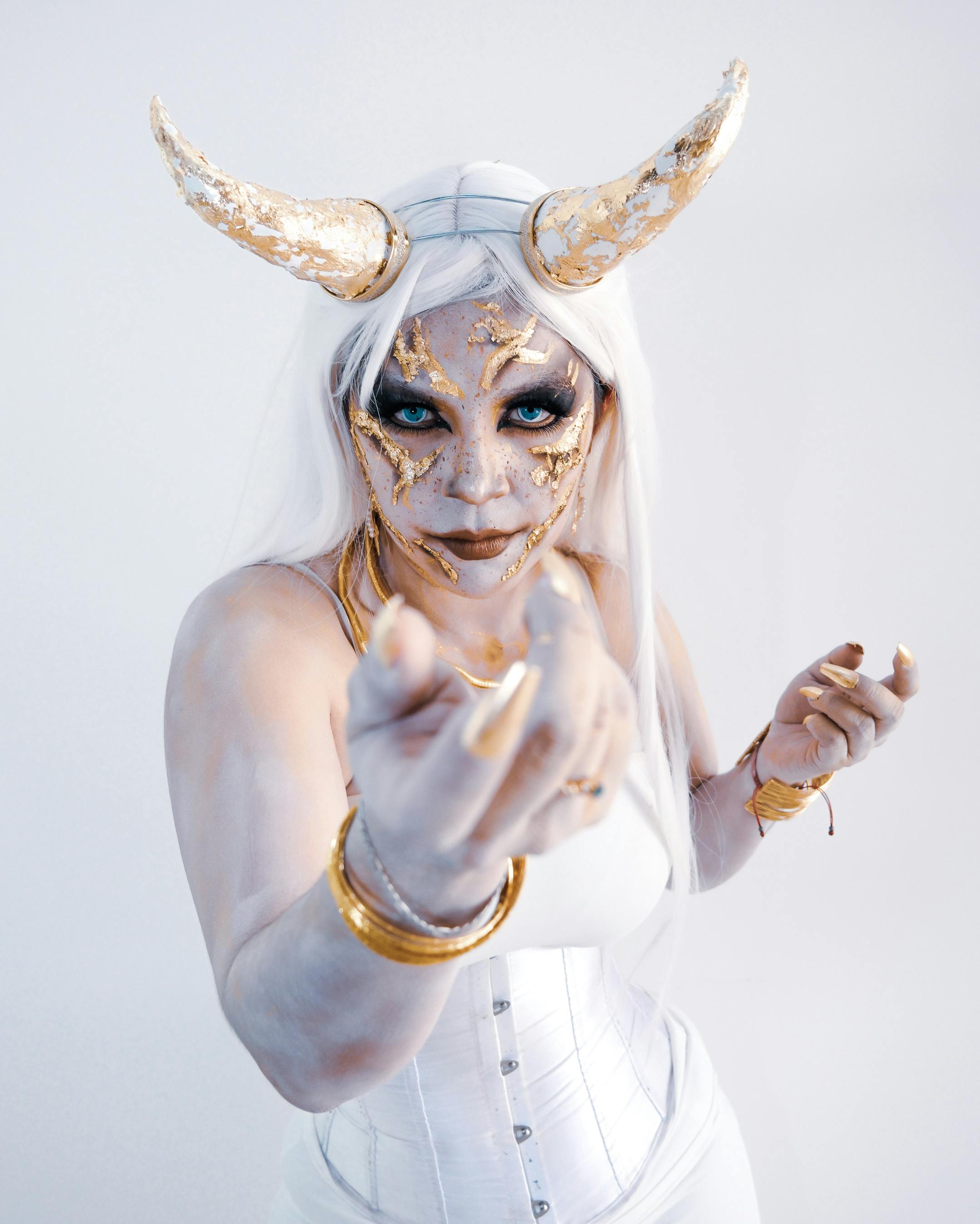 grátis Cosplay Deslumbrante Com Chifres Míticos E Detalhes Dourados Foto profissional