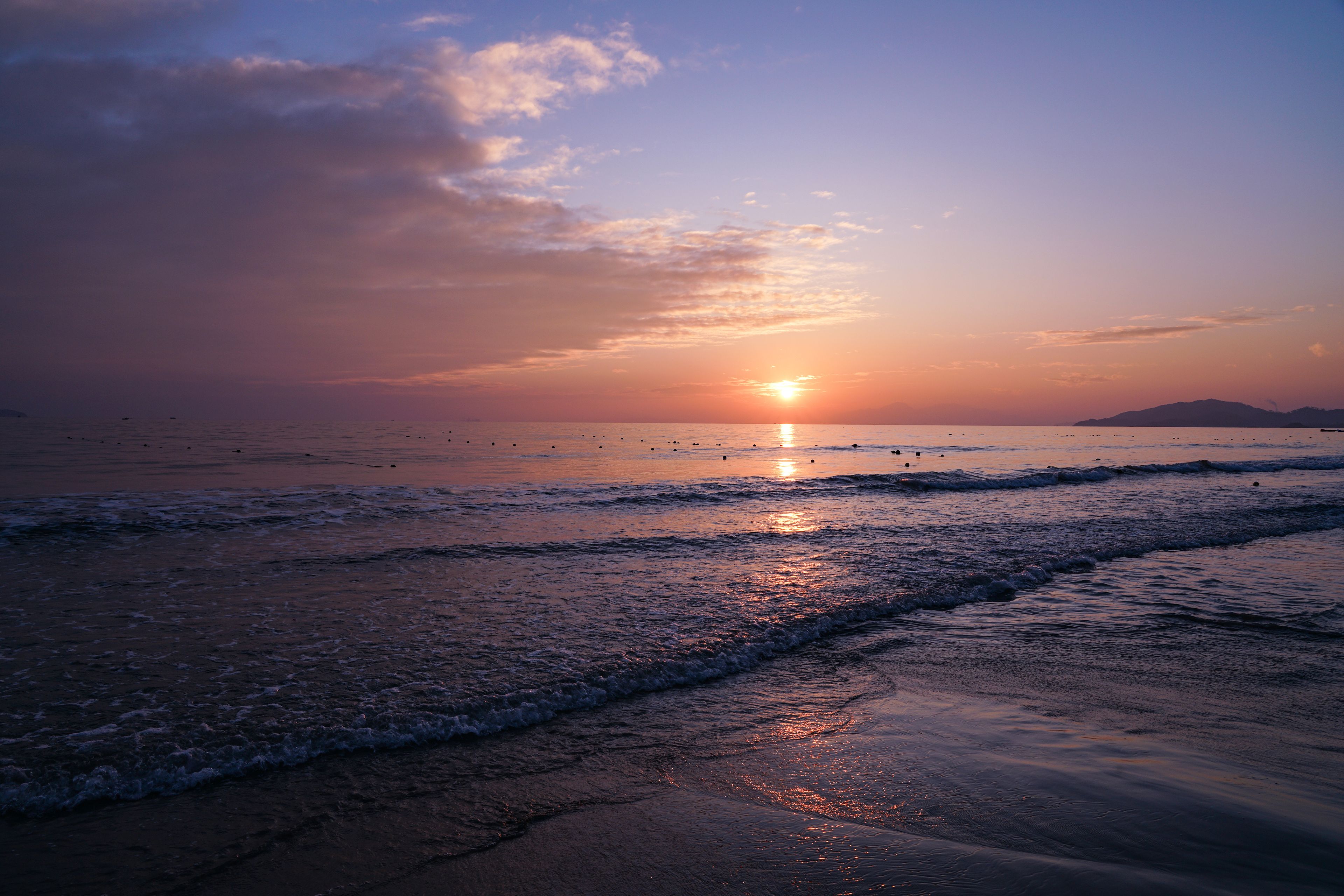 Coucher De Soleil Sur Une Plage Tranquille Avec Un Ciel Vibrant · Photo ...