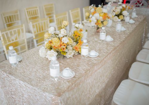 Preparación de una mesa de matrimonio