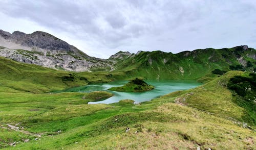 Kostenlos Ein See Auf Einem Berggipfel Stock-Foto