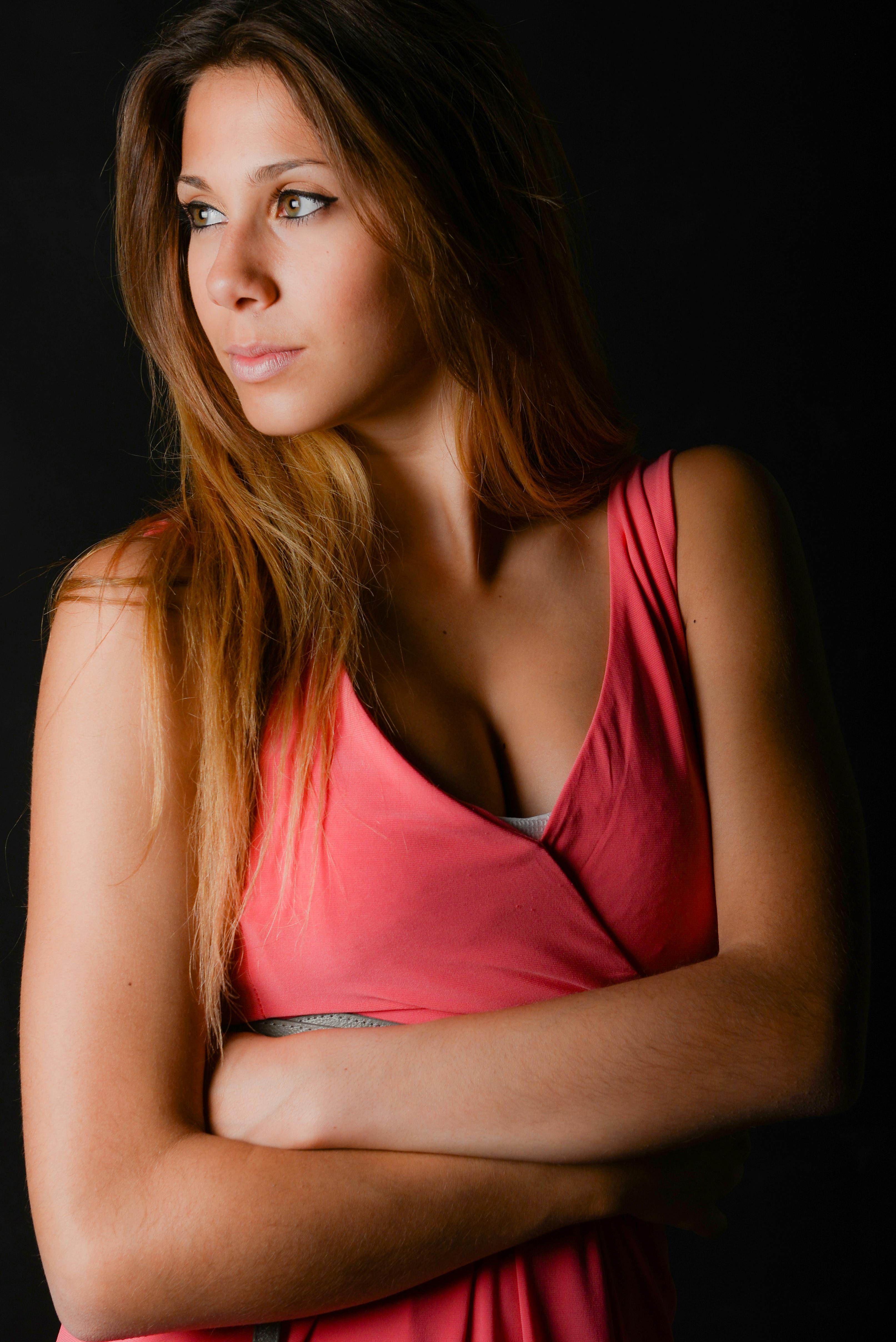 Gratis Potret Wanita Berbaju Merah Muda Dengan Latar Belakang Hitam Foto Stok