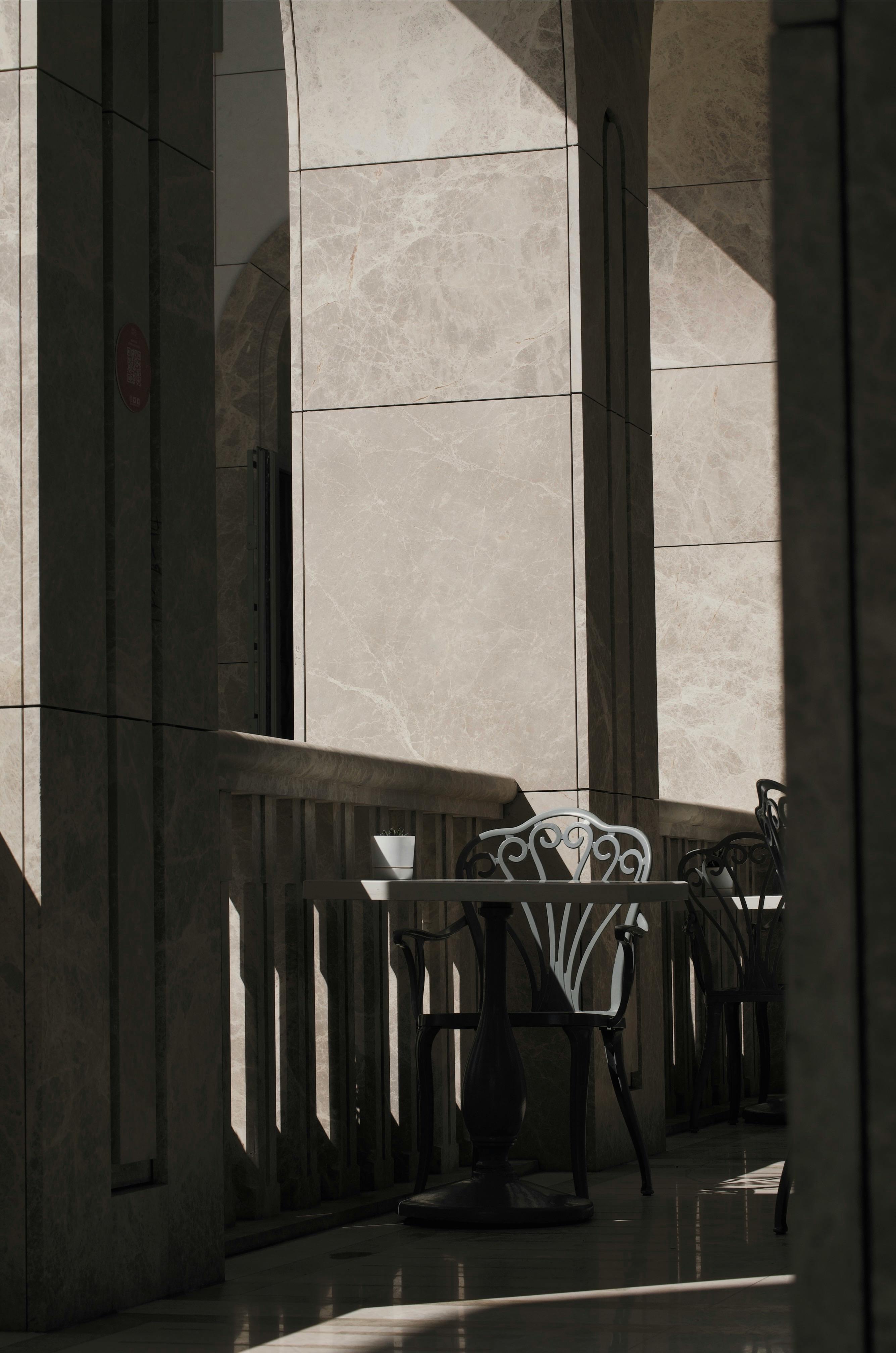 grátis Elegante Café Ao Ar Livre Com Sombras Dramáticas Foto profissional