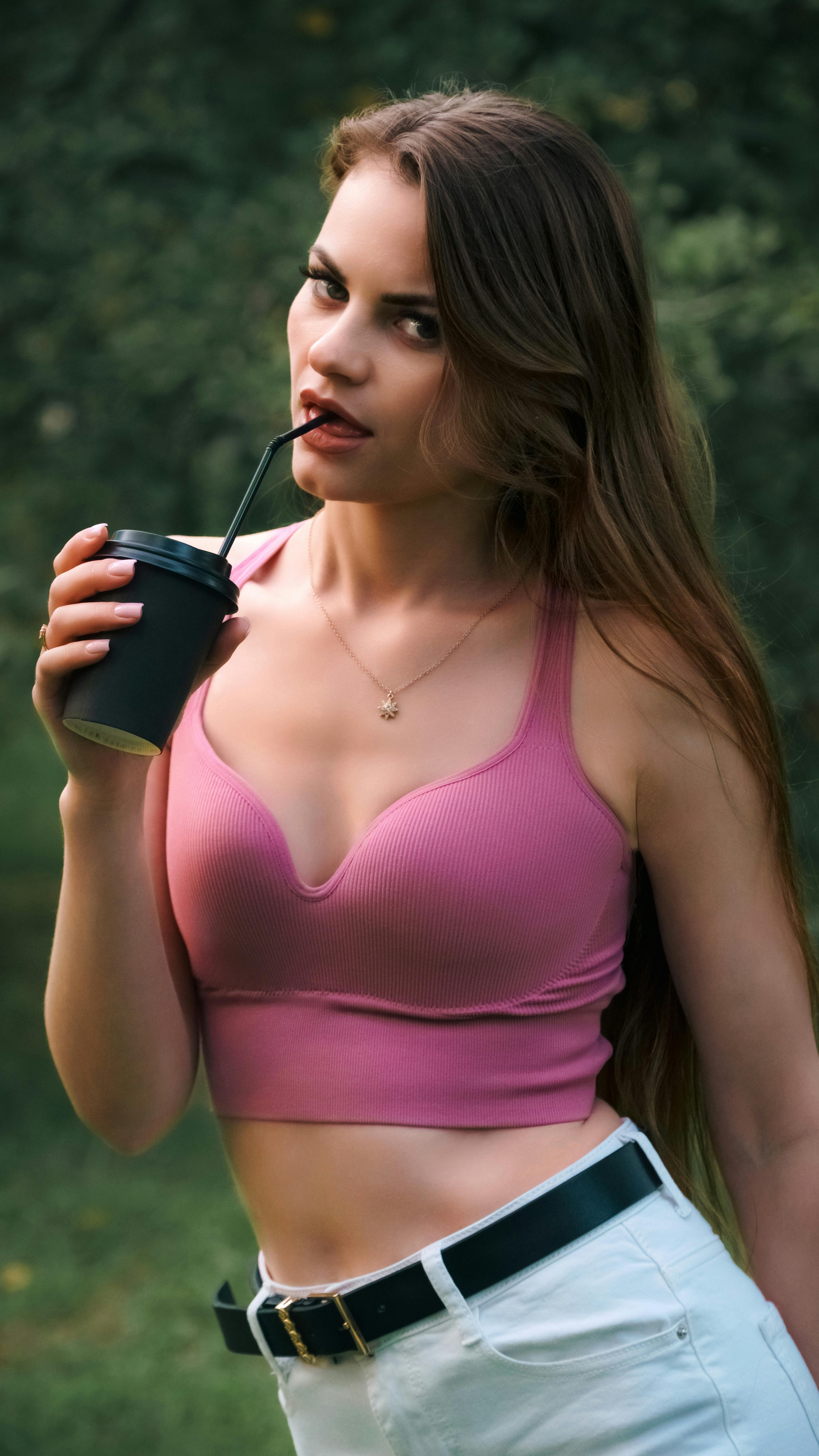 Miễn phí Người Phụ Nữ Trẻ đang Nhâm Nhi đồ Uống Ngoài Trời Vào Mùa Hè Ảnh lưu trữ