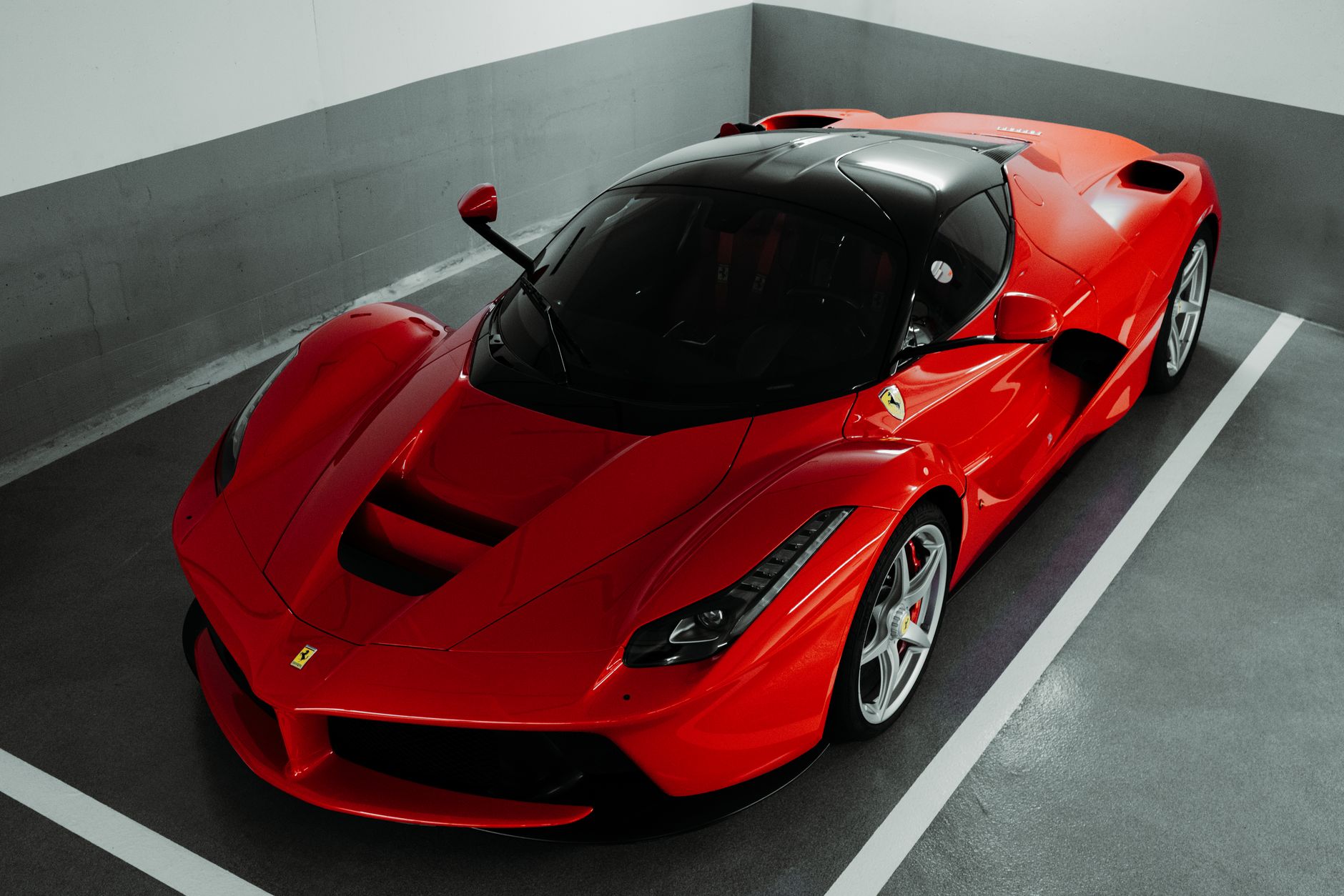 Atemberaubend & Ferrari in Szene gesetzt – Lebendiges Auto-Motiv