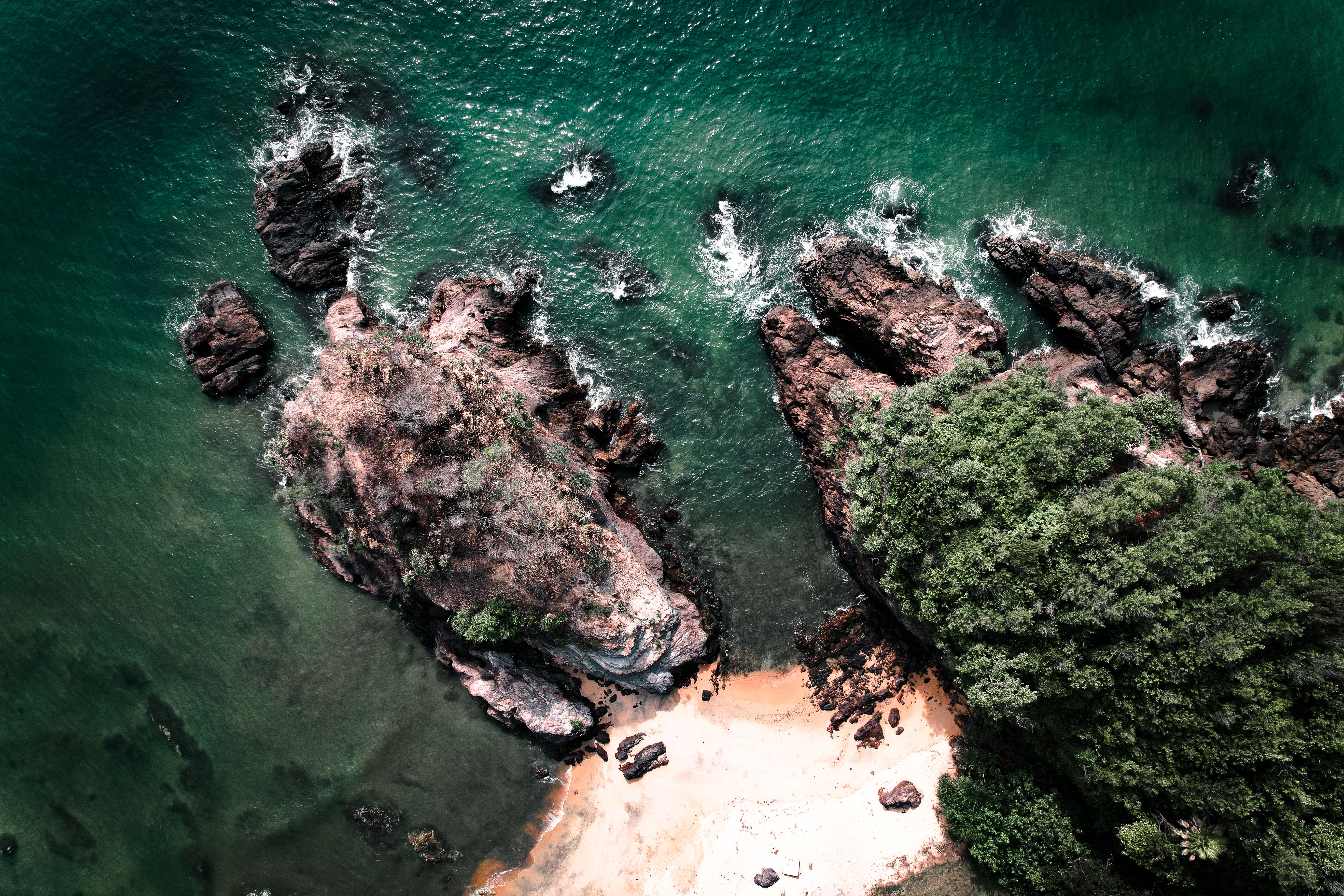 Teluk Lewoleba: Menyusuri Pantai Berpasir Putih yang Masih Perawan