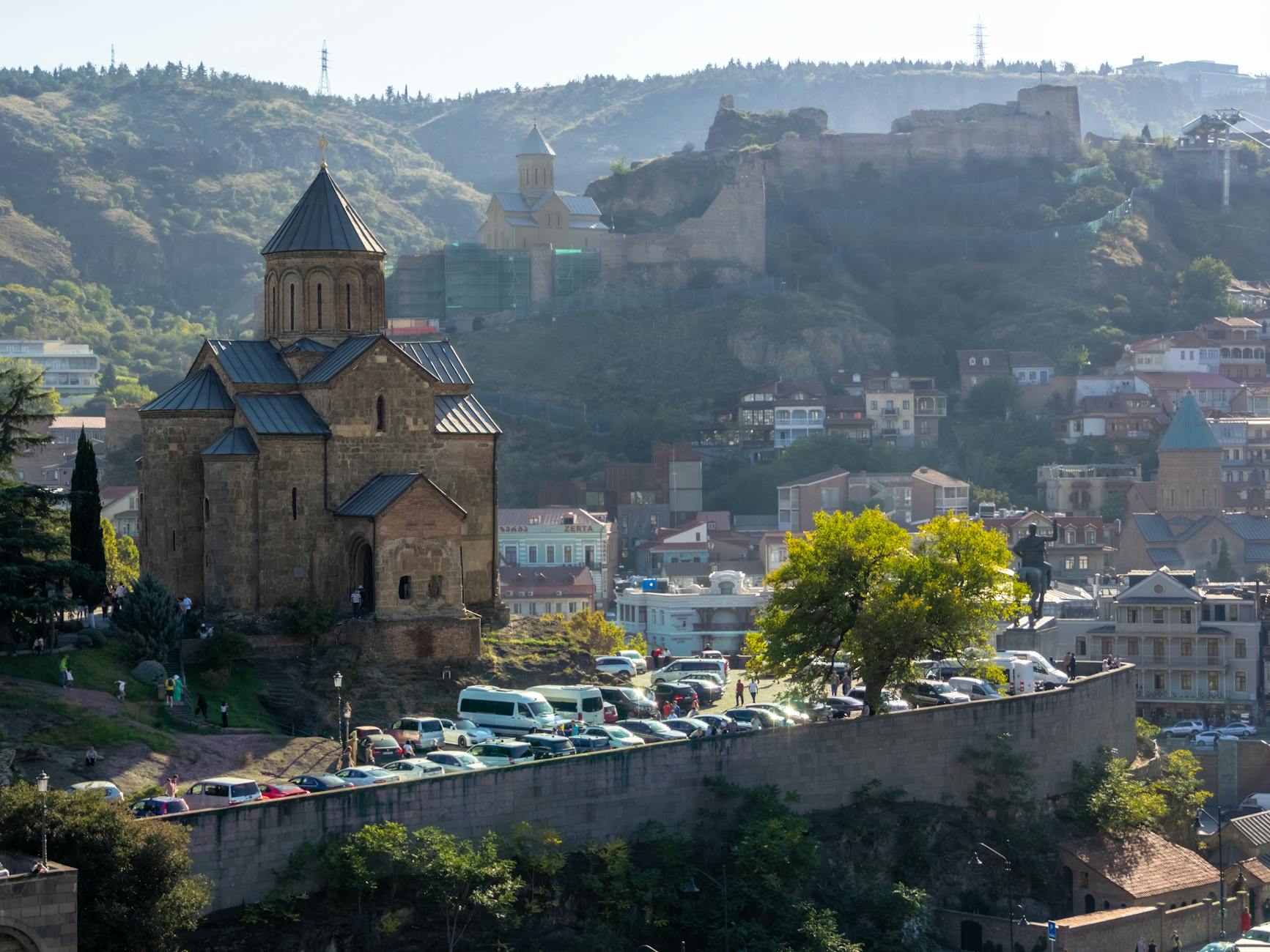https://www.pexels.com/photo/scenic-view-of-tbilisi-with-metekhi-church-28870304/