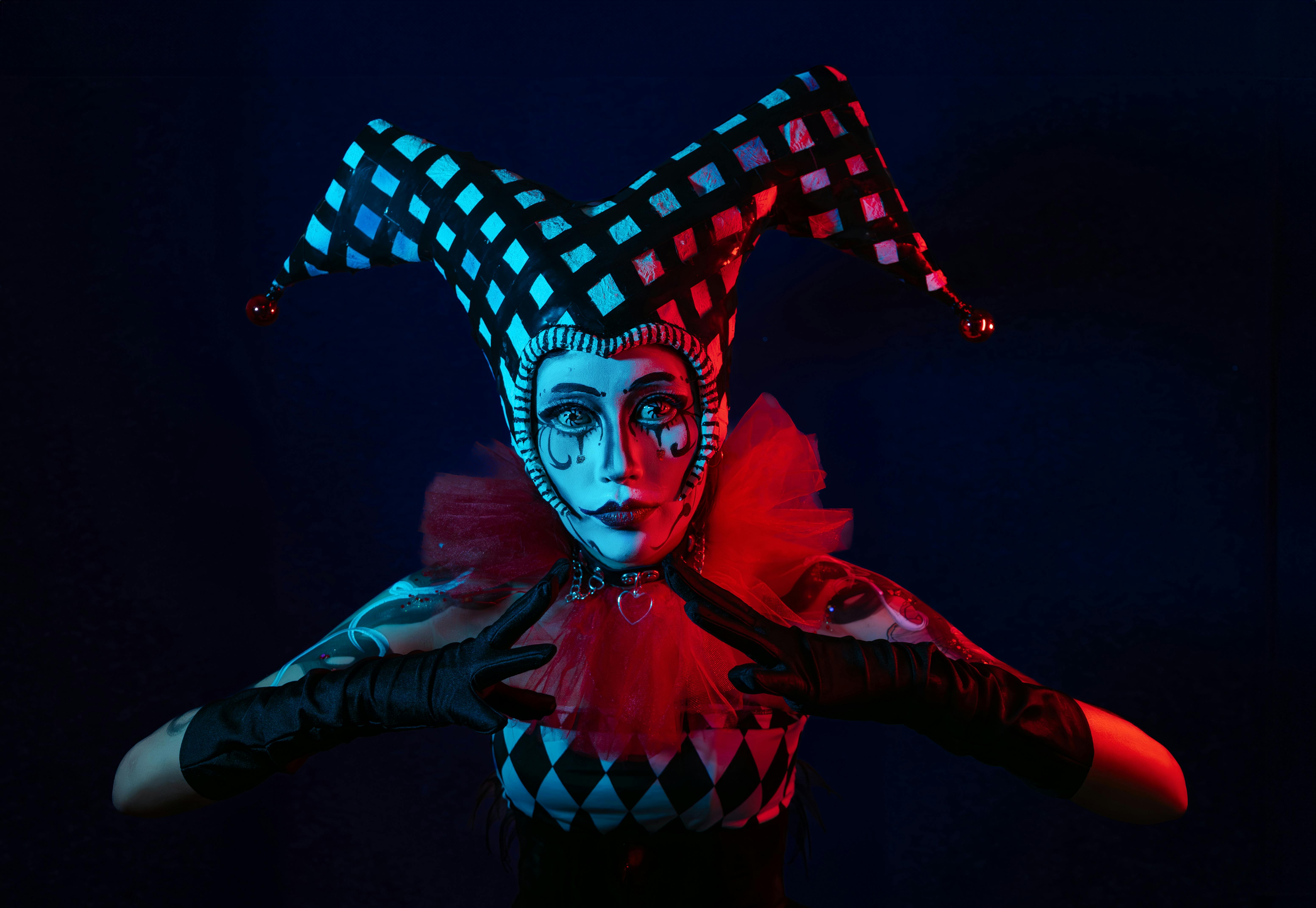 Ücretsiz Dramatik Işıklandırmada Gizemli Soytarı Portresi Stok Fotoğraflar