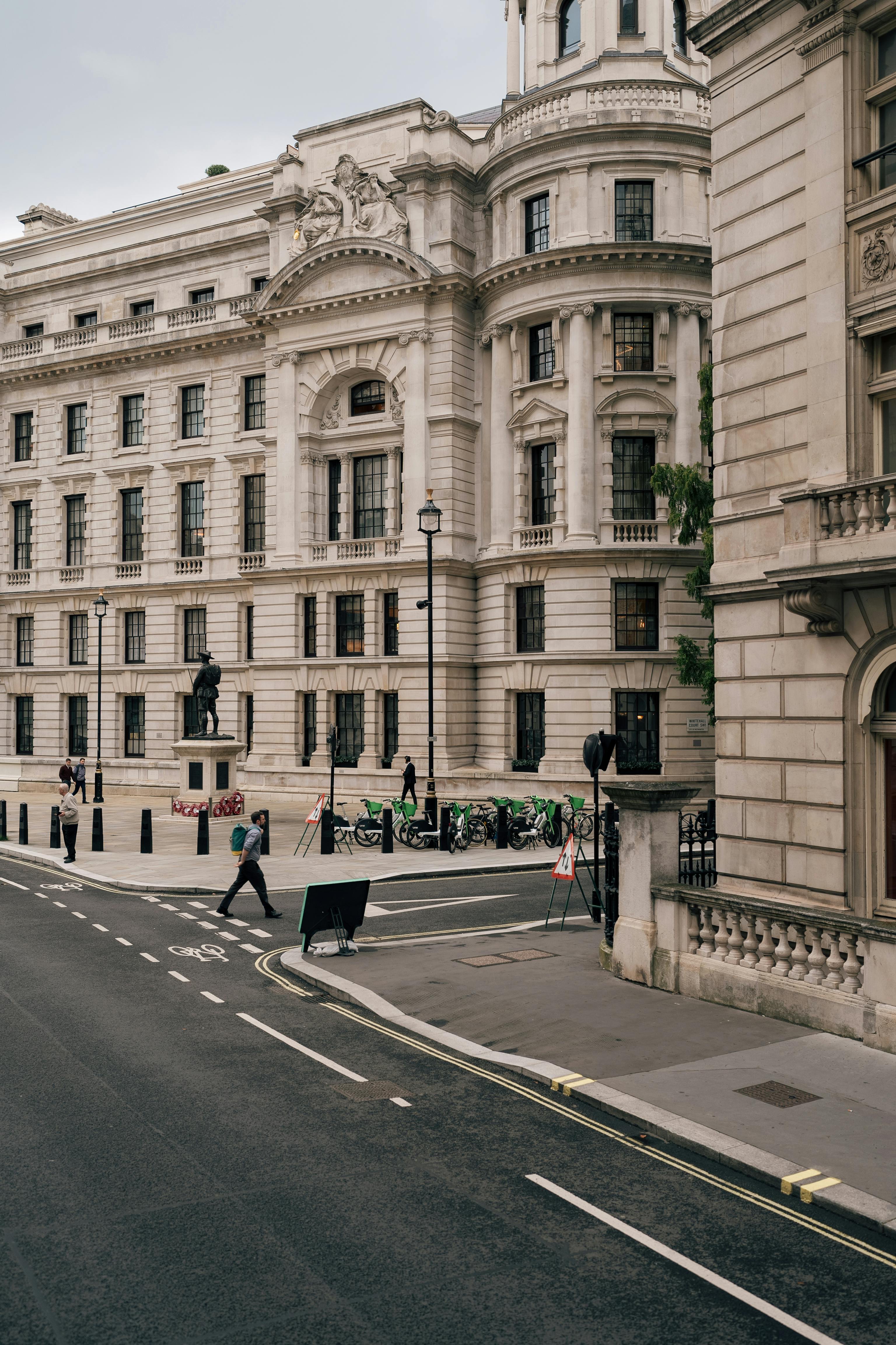 Historische europäische Architektur mit eleganter Straßenfassade