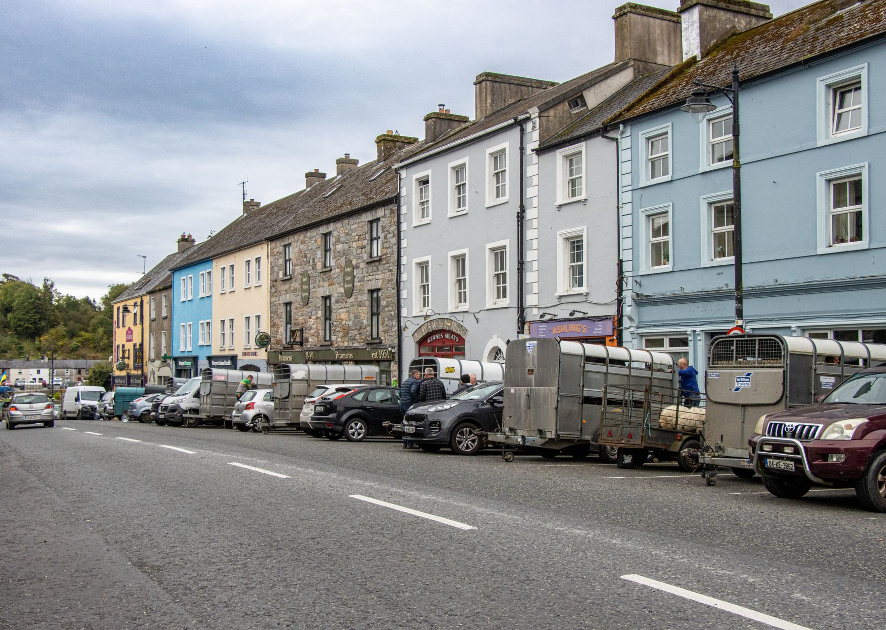 Furniture delivery in Tetbury — crew wrapping and loading on moving day