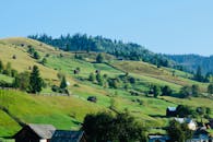 蔚蓝的天空下，罗马尼亚的青山郁郁葱葱，农舍零星散布