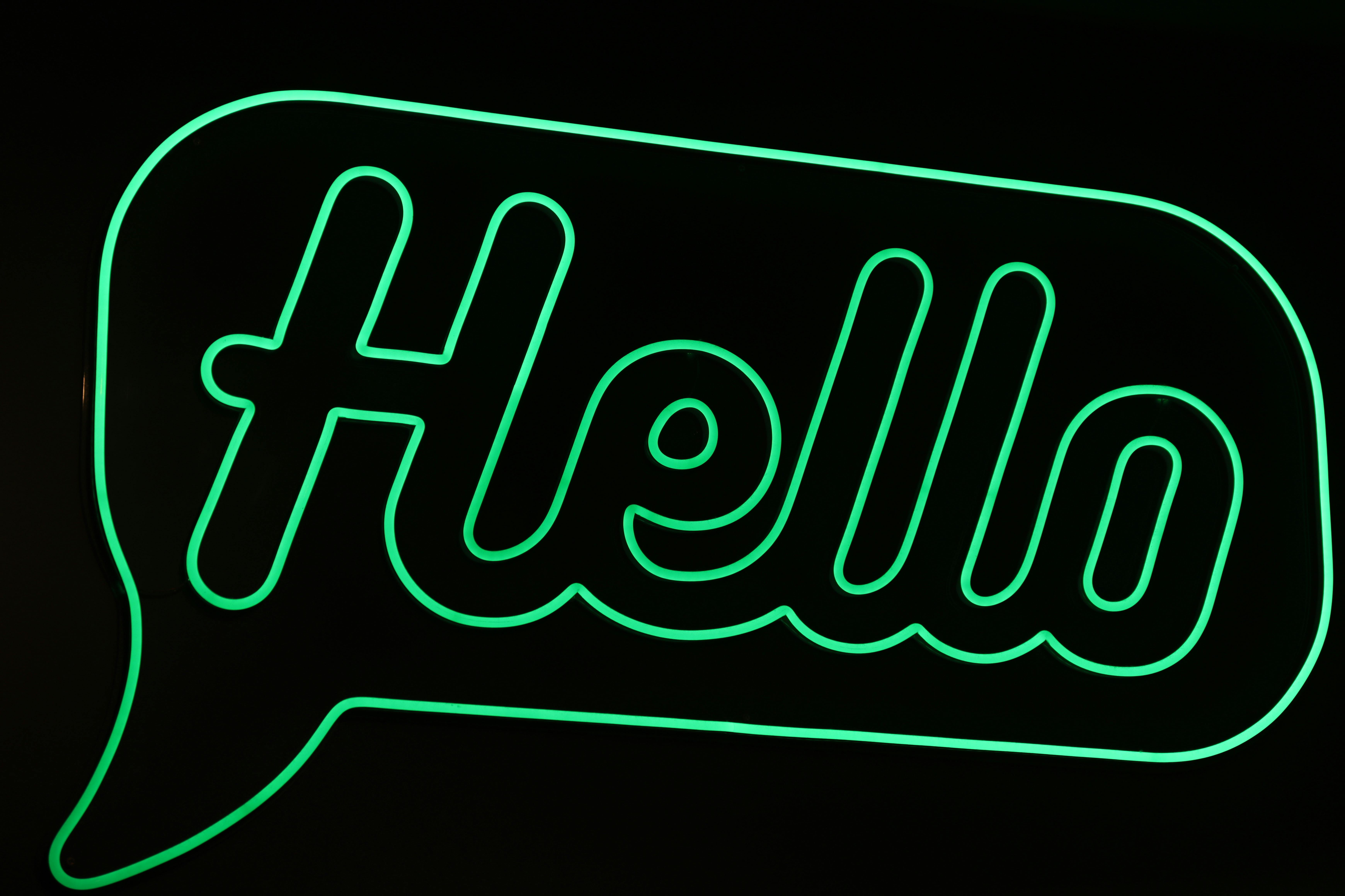 ingyenes Zöld Neon „Hello” Felirat Cataniában Stockfotó