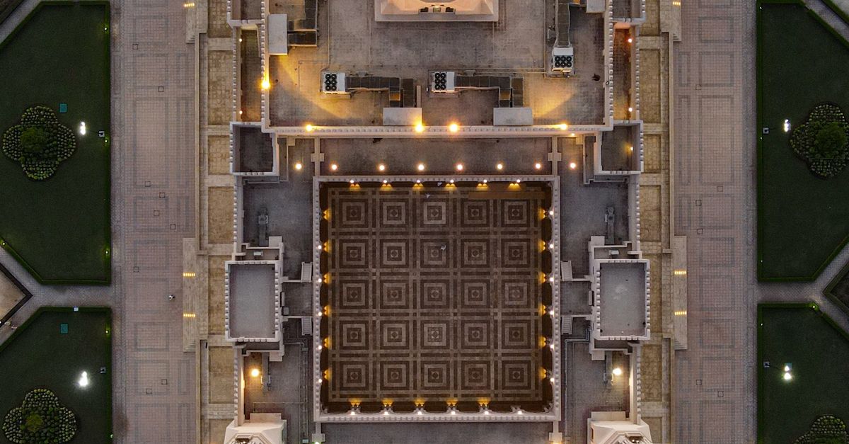 Rüyada Cami Avlusunda Fotoğraf Çektiğini Görmek - Rüya Tabiri ve Anlamı - Stunning aerial night view of the illuminated Grand Mosque in Muscat, Oman, showcasing intricate architecture.