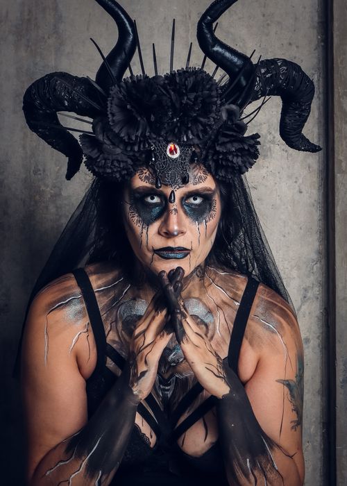 Free Intricate Halloween costume featuring horns and dramatic horror makeup, perfect for spooky celebrations. Stock Photo