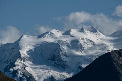 Free Breathtaking view of snow-covered mountain peaks against a clear blue sky, perfect for winter scenery content. Stock Photo